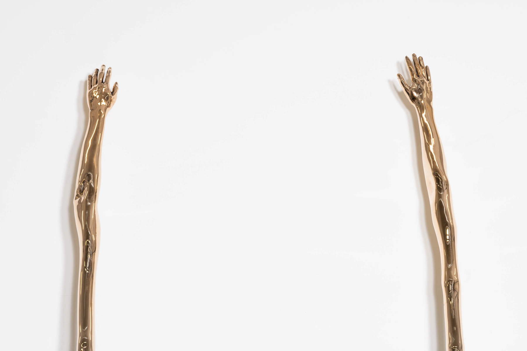 Nina Carini, „Mani come rami che toccano cielo“, Detail (2023; Skulptur aus hochglanzpolierter Bronze). Foto: Lorenzo Palmieri