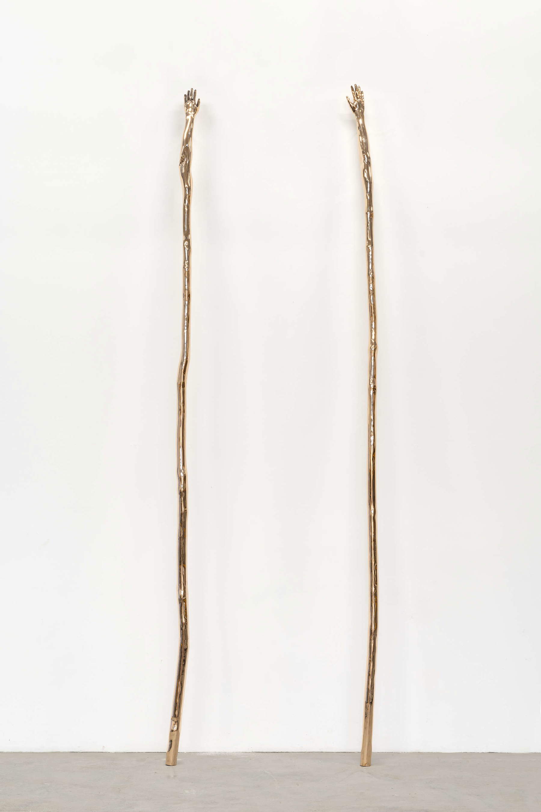 Nina Carini, „Hände wie Äste, die den Himmel berühren“ (2023; Skulptur aus hochglanzpolierter Bronze). Foto: Lorenzo Palmieri