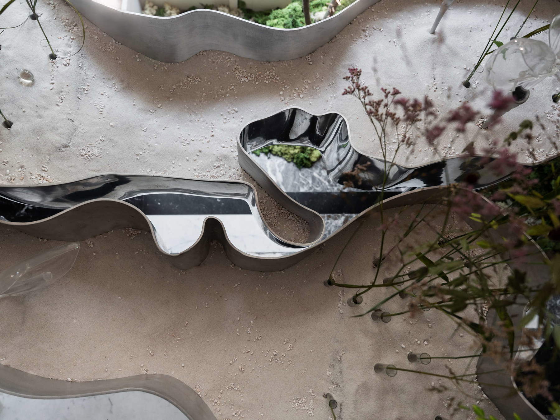 Nina Carini, „Matrice Ospite I und VI“, Detail (2026; Installation, Aluminiumguss nach Entwurf der Künstlerin und hochglanzpoliert). Foto: Giacomo Bianco