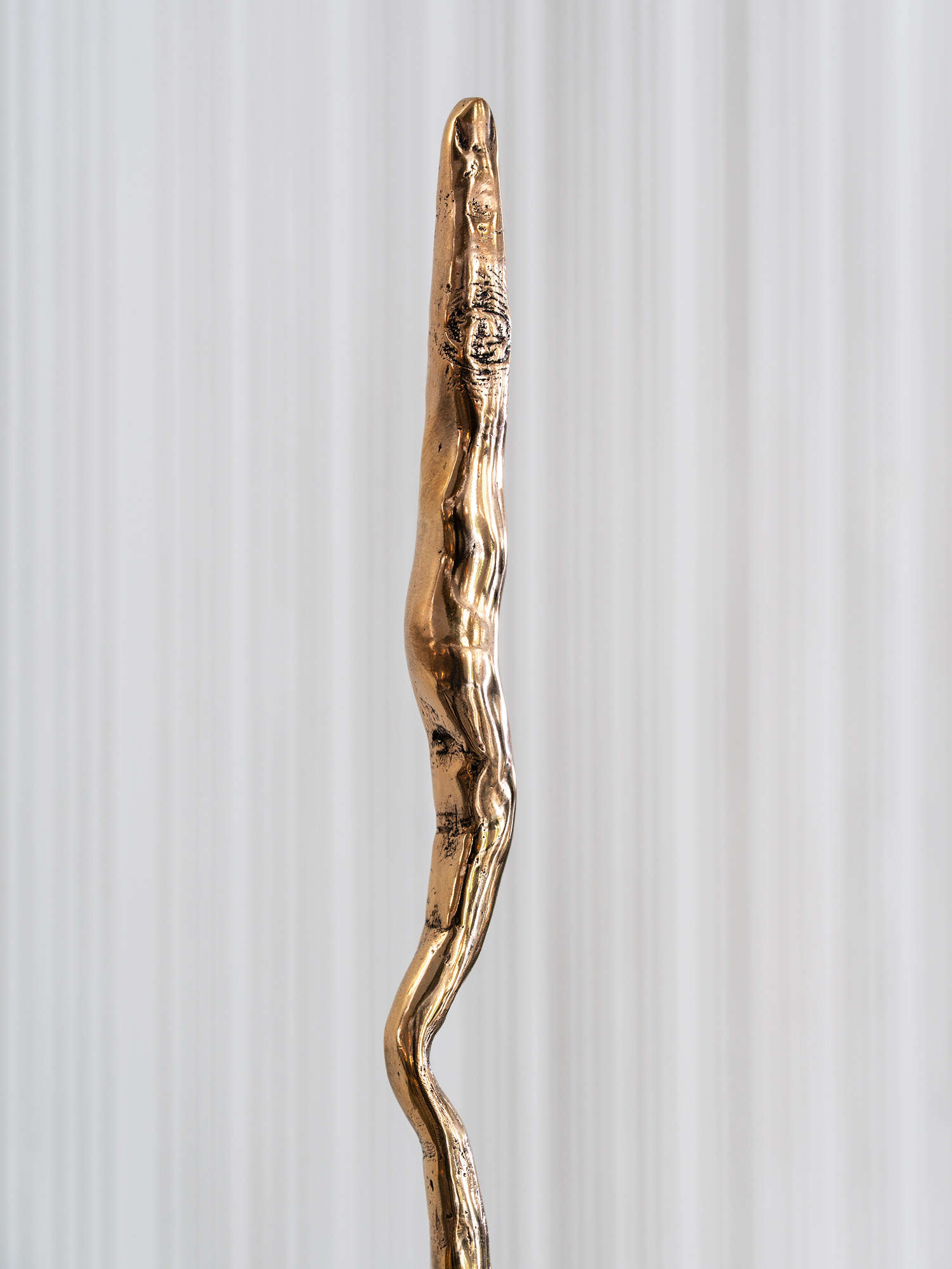 Nina Carini, „Misuratore98.28“, Detail (2026; Skulptur aus Gelbbronze, hergestellt anhand von Abgüssen der Hände der Künstlerin im Wachsausschmelzverfahren)