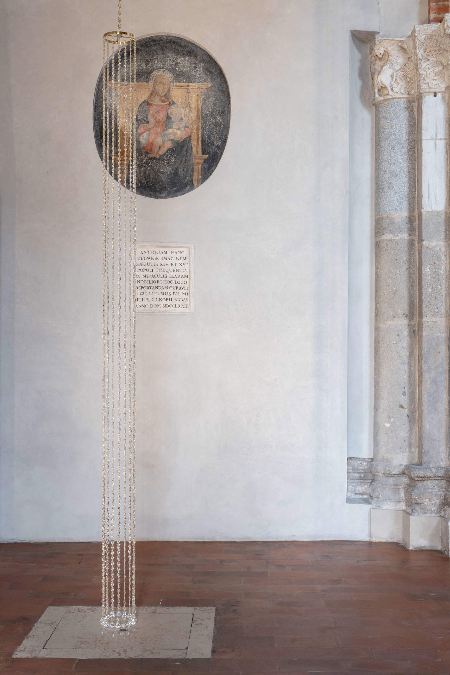 Nina Carini, „Occhi in lacrime“ (2023; Installation, Einzelstück). Ansicht der Installation in San Celso, Mailand. Foto: Lorenzo Palmieri