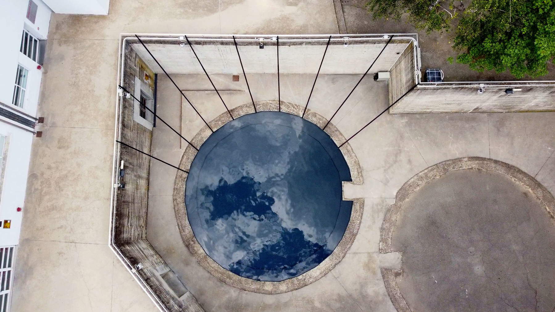 Nina Carini, „The indeterminacy of an encounter“ (2021; Rauminstallation). Blick auf die Installation in Turin, Fondazione Merz