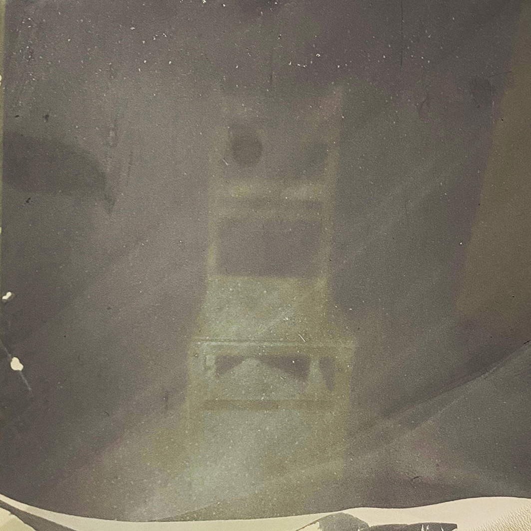 Sofia Bersanelli, „In einer Zeit des Noch-Nicht“, aus der Serie „Wenn ich doch nur singen könnte“ (2020–2025; aufgeschlagenes Polaroid, ca. 8,8 × 8,8 cm)