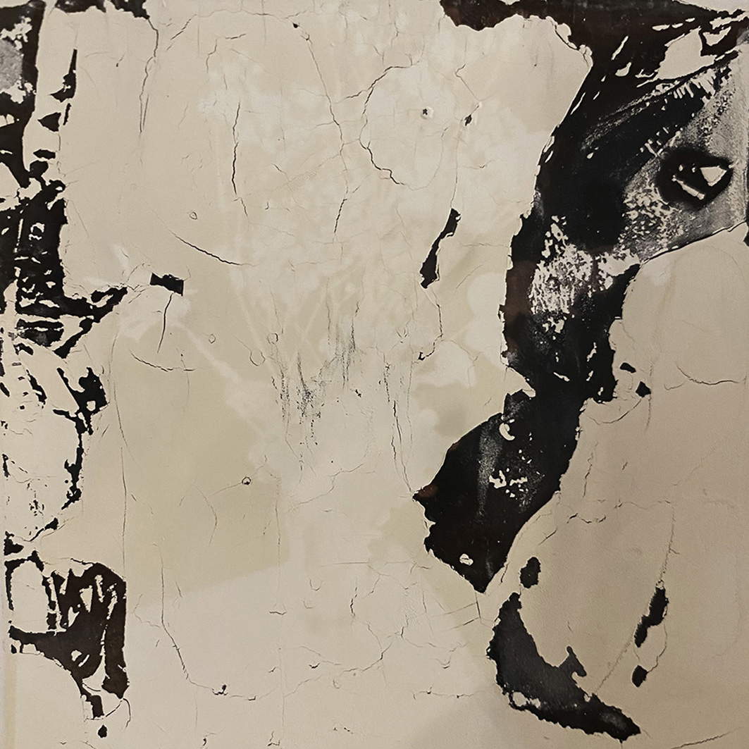 Sofia Bersanelli, „In meiner Rückentasche II“, aus der Serie „Wenn ich doch nur singen könnte“ (2020–2025; bearbeitetes, aufgeschlagenes Polaroid, ca. 8,8 x 8,8 cm)