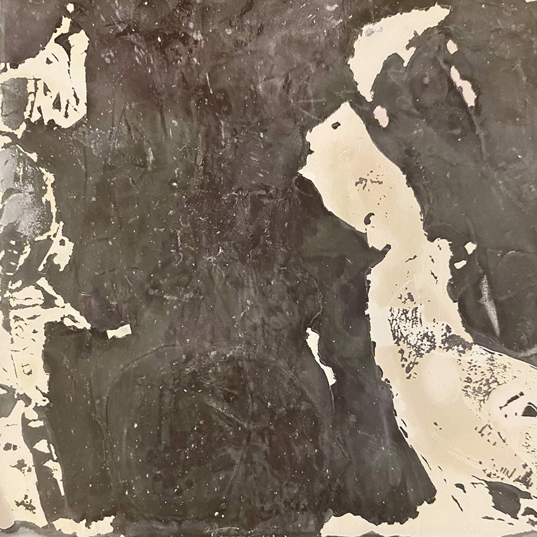 Sofia Bersanelli, „In meiner Rückentasche“, aus der Serie „Wenn ich doch nur singen könnte“ (2020–2025; bearbeitetes, aufgeschlagenes Polaroid, ca. 8,8 x 8,8 cm)