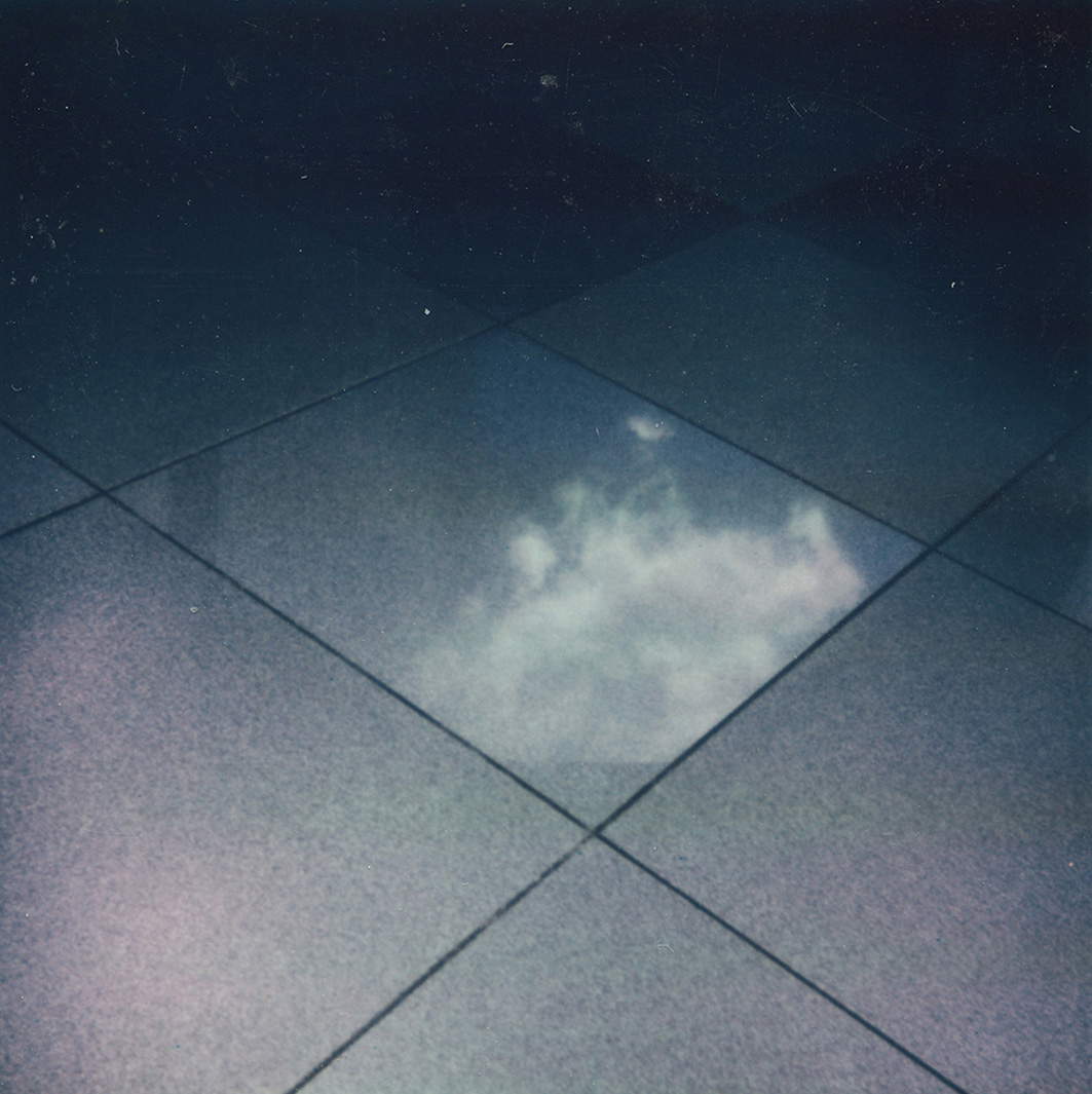 Sofia Bersanelli, „Nuvola, nostra natura“, aus der Serie „Intatte“ (2025; Polaroid, ca. 8,8 x 8,8 cm)