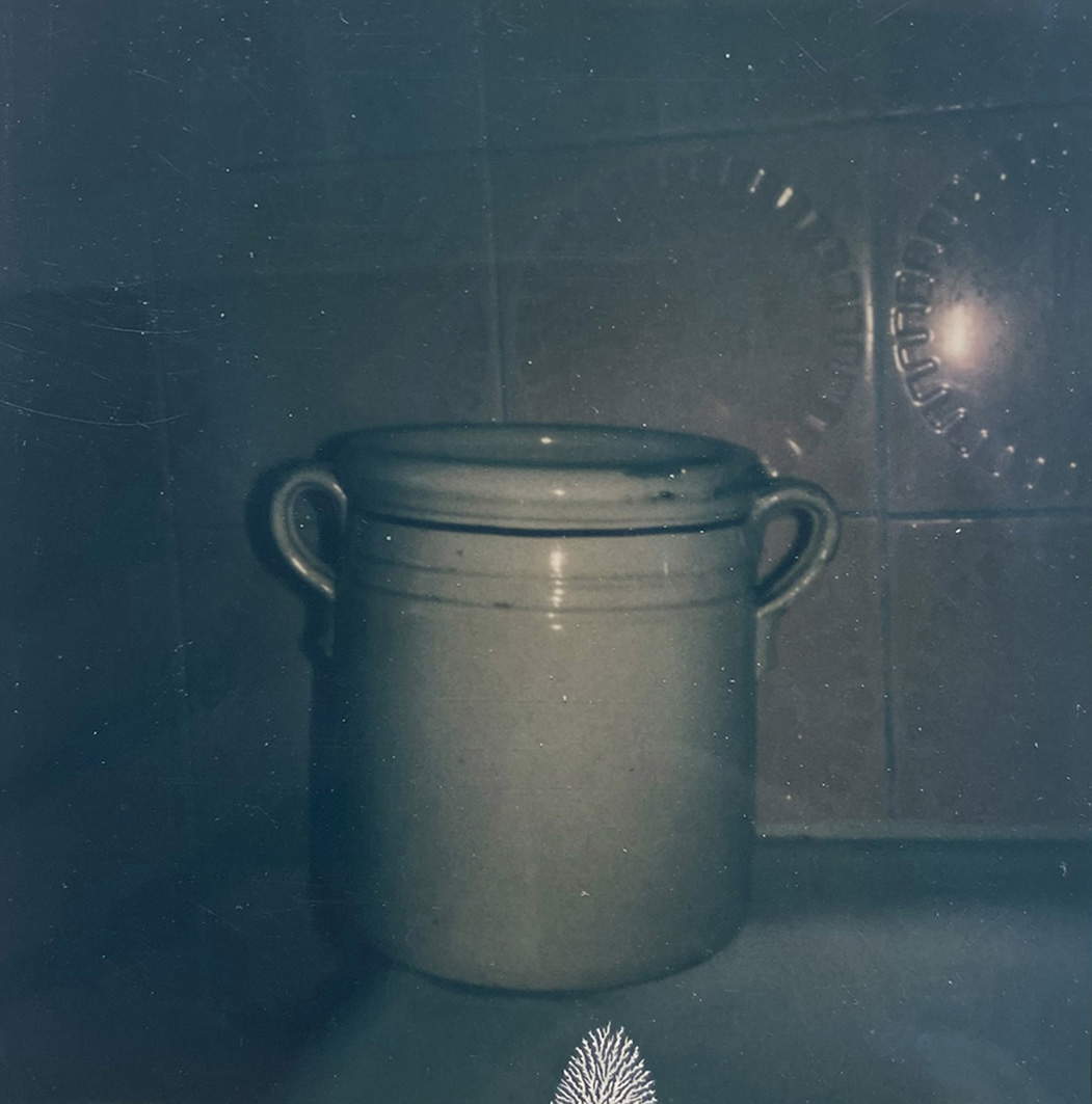 Sofia Bersanelli, „Solo una pentola“, aus der Serie „Intatte“ (2025; Polaroid, ca. 8,8 x 8,8 cm)