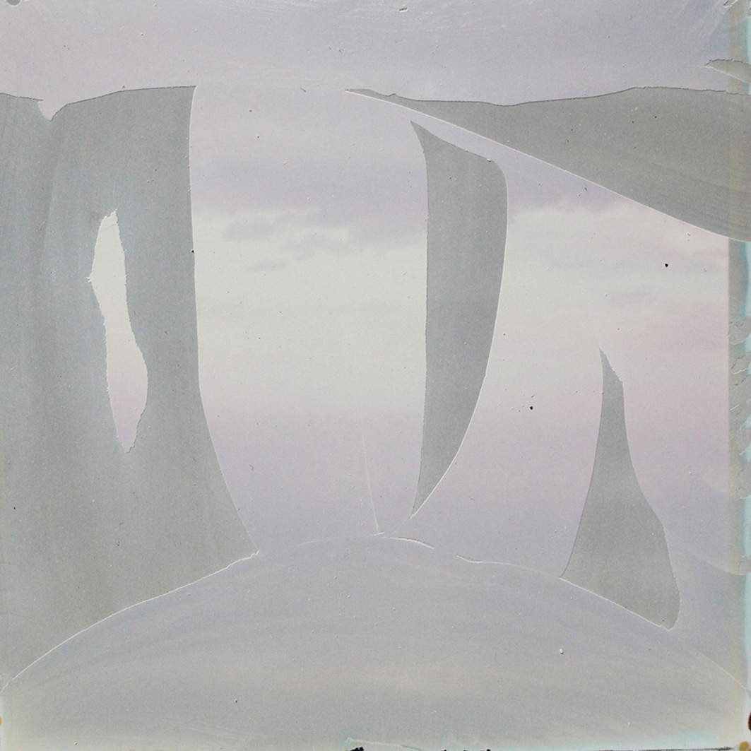 Sofia Bersanelli, „Sul sipario“, aus der Serie „Primo-latte“ (2024–2025; offenes Polaroid-Negativ, ca. 8,8 × 8,8 cm)