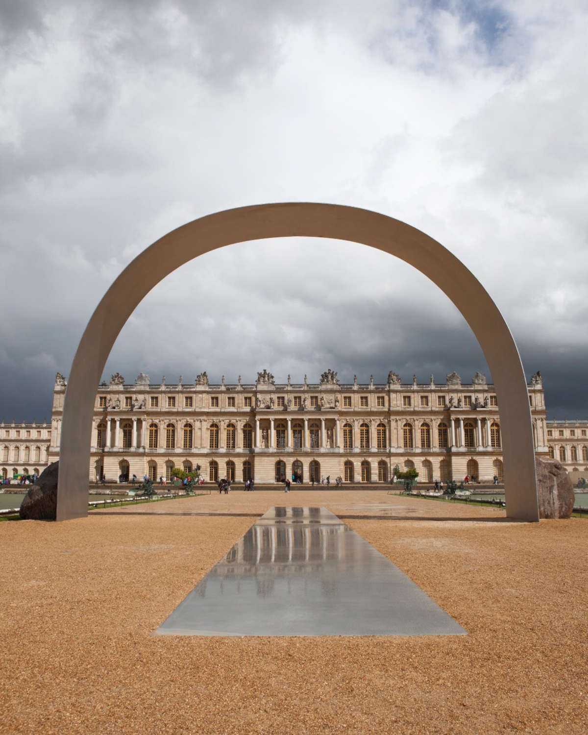 Lee Ufan, Relatum - The Arch of Versailles (2014). &copy; Artists Rights Society (ARS), New York/ADAGP, Paris. Su concessione di Lee Ufan