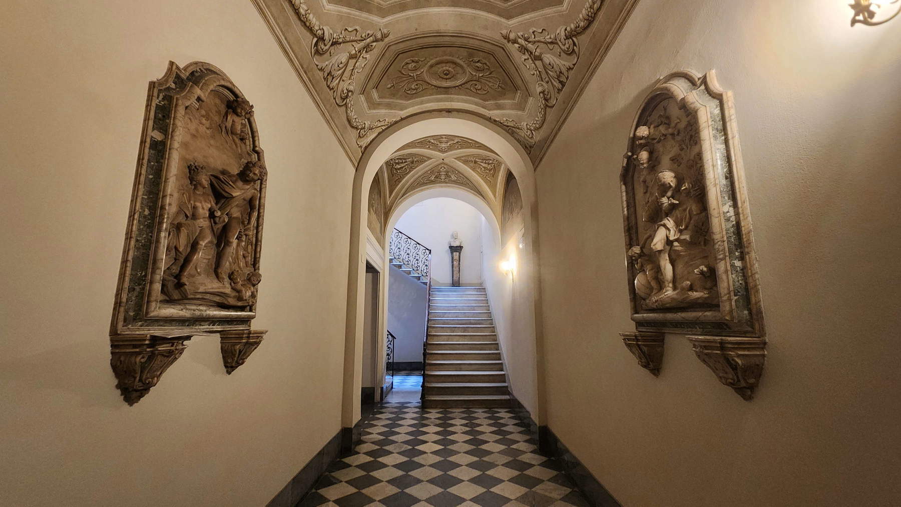 L'atrio di Palazzo Staffetti Del Medico Sarteschi