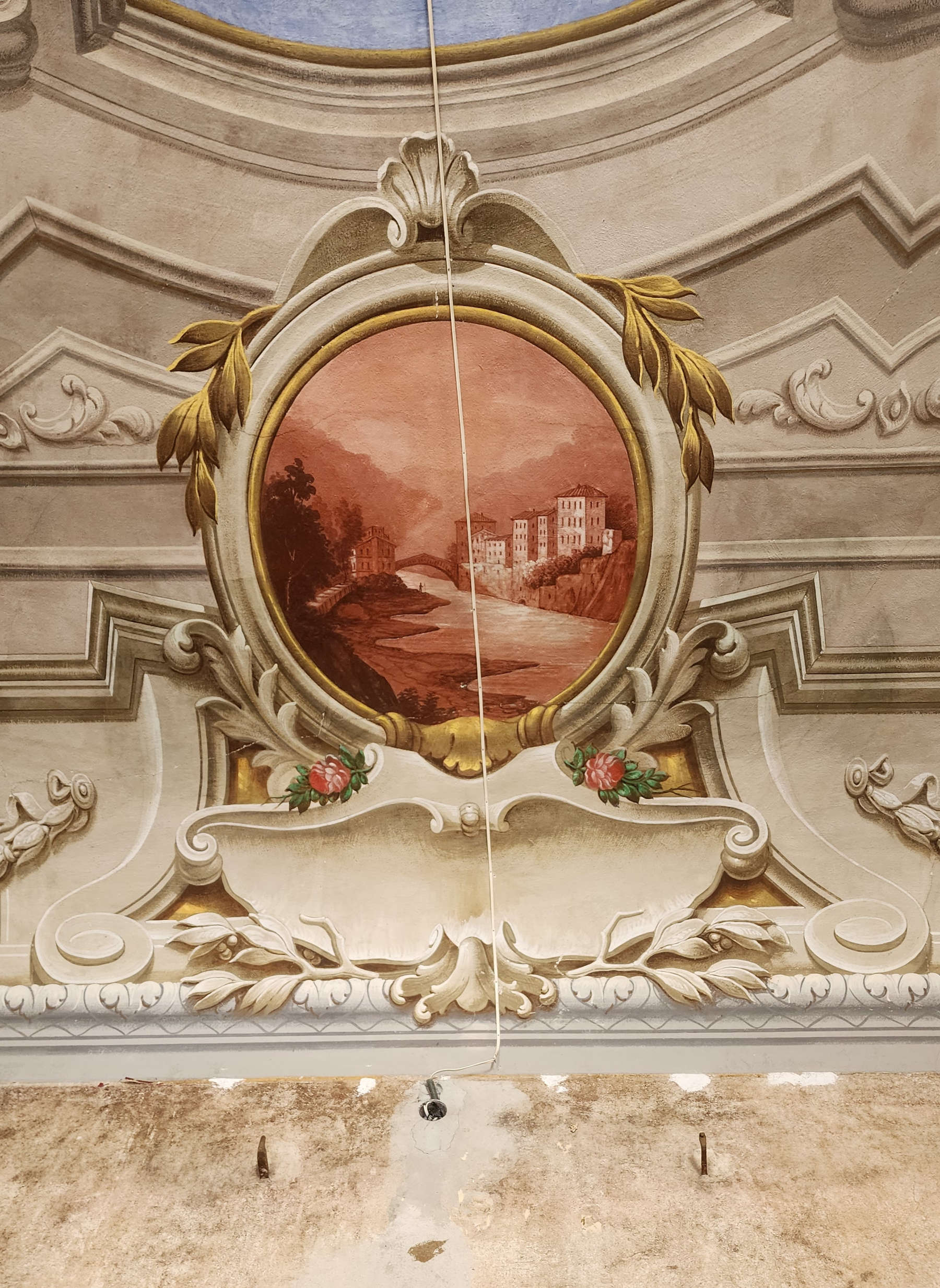 Uno dei quattro borghi della Valle del Serchio dipinti sul soffitto: Borgo a Mozzano