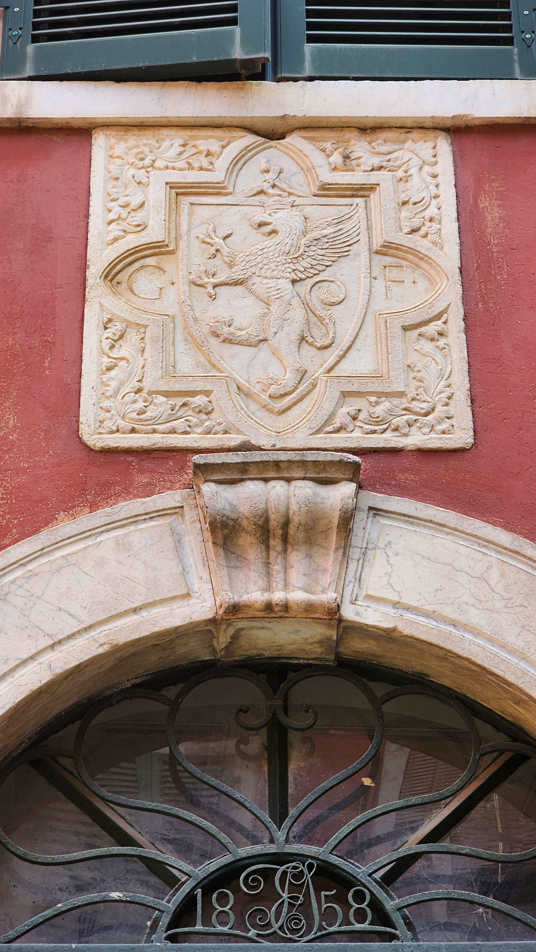 Il grifone nel cortile del palazzo