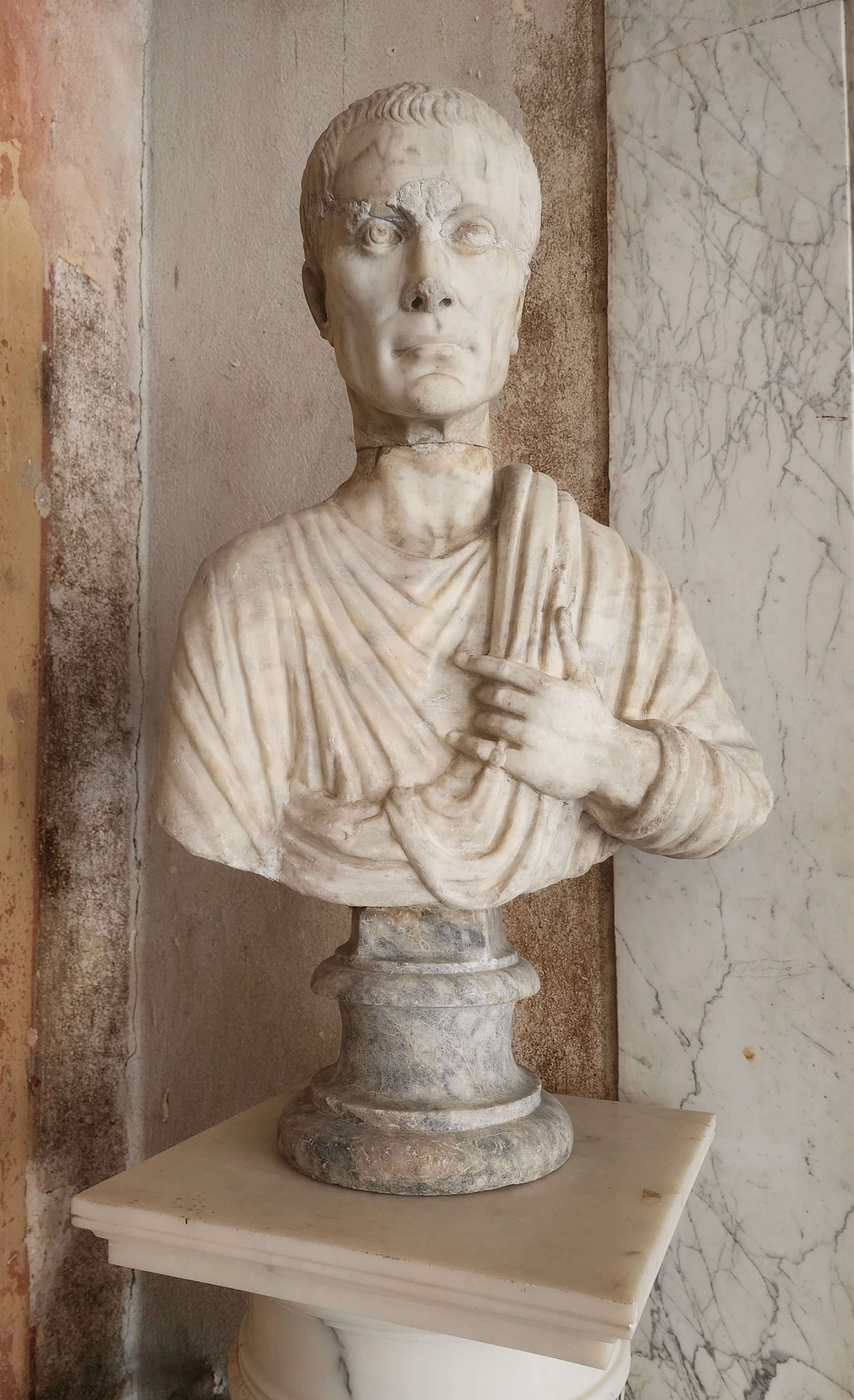 Uno dei busti del salone di rappresentanza