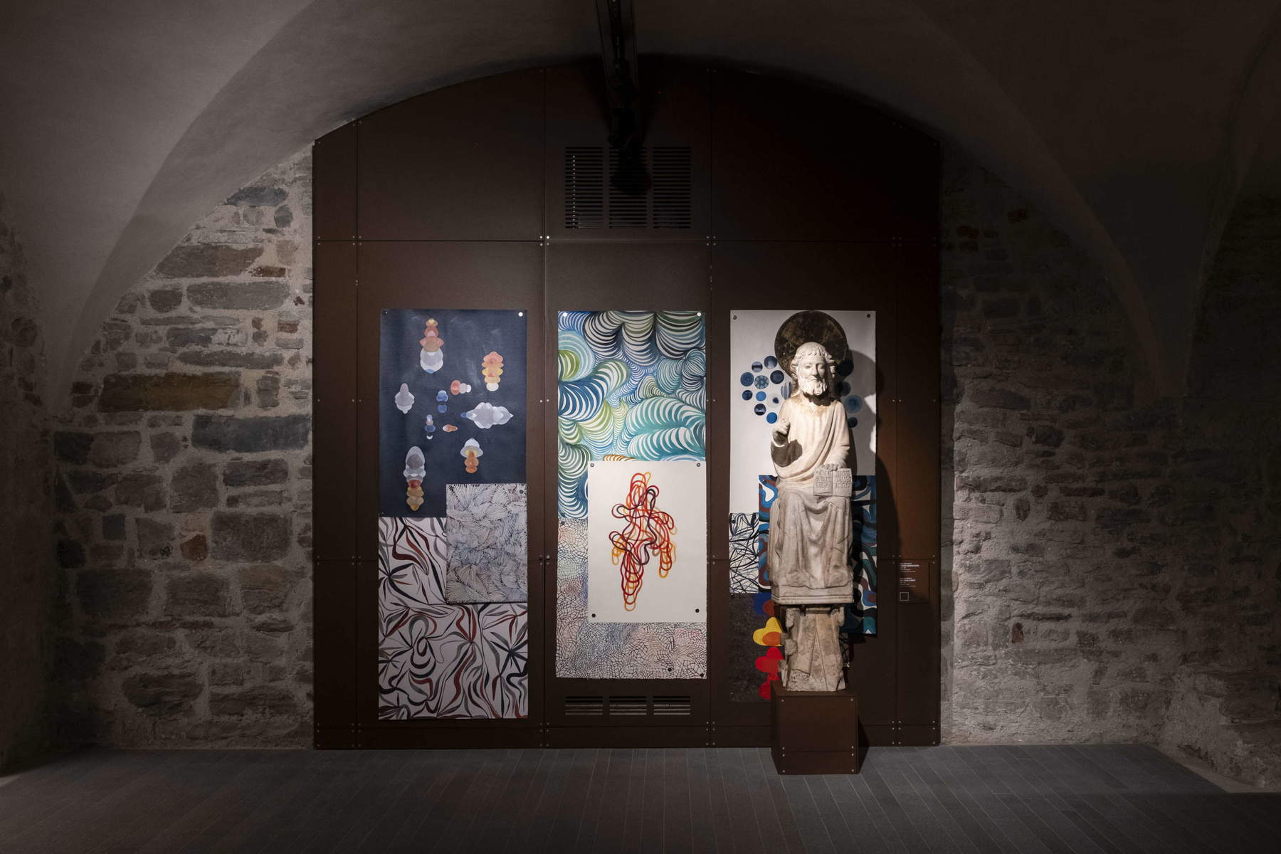 Ausstellungsgestaltung der Ausstellung „Atlante“ von Maurizio Donzelli. Foto: Clara Mammana