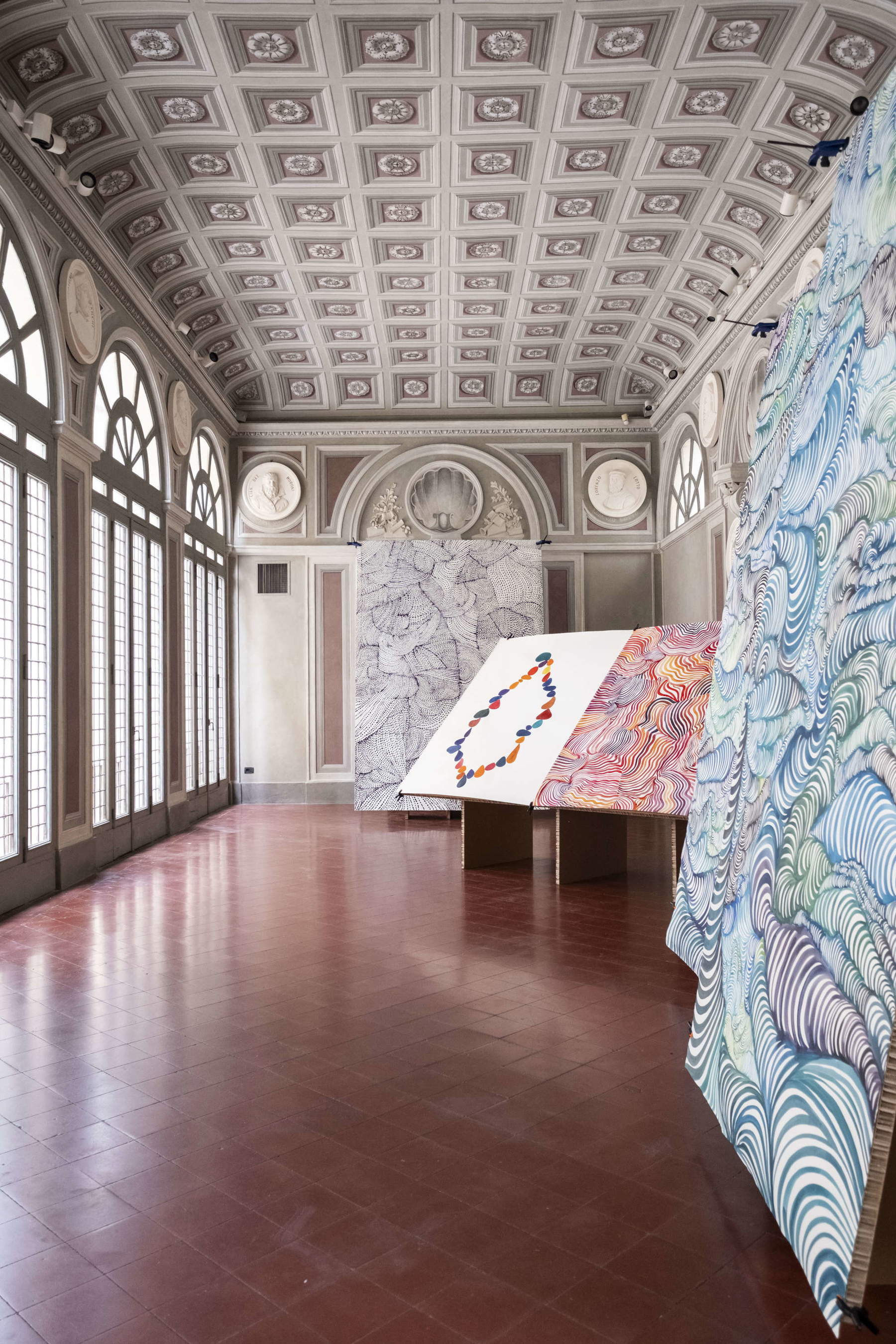 Ausstellungsgestaltung der Ausstellung „Atlante“ von Maurizio Donzelli. Foto: Clara Mammana