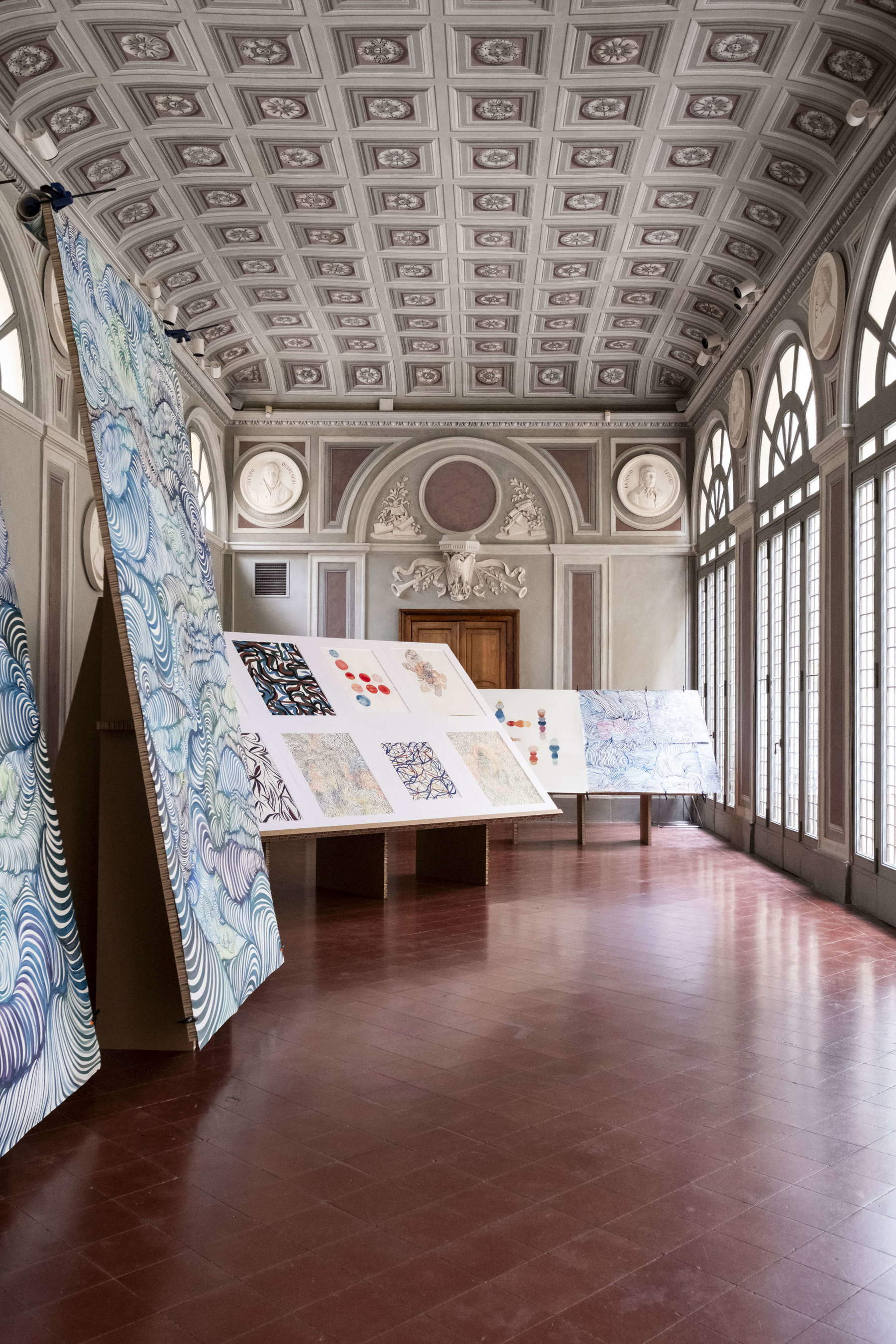 Ausstellungsgestaltung der Ausstellung „Atlante“ von Maurizio Donzelli. Foto: Clara Mammana