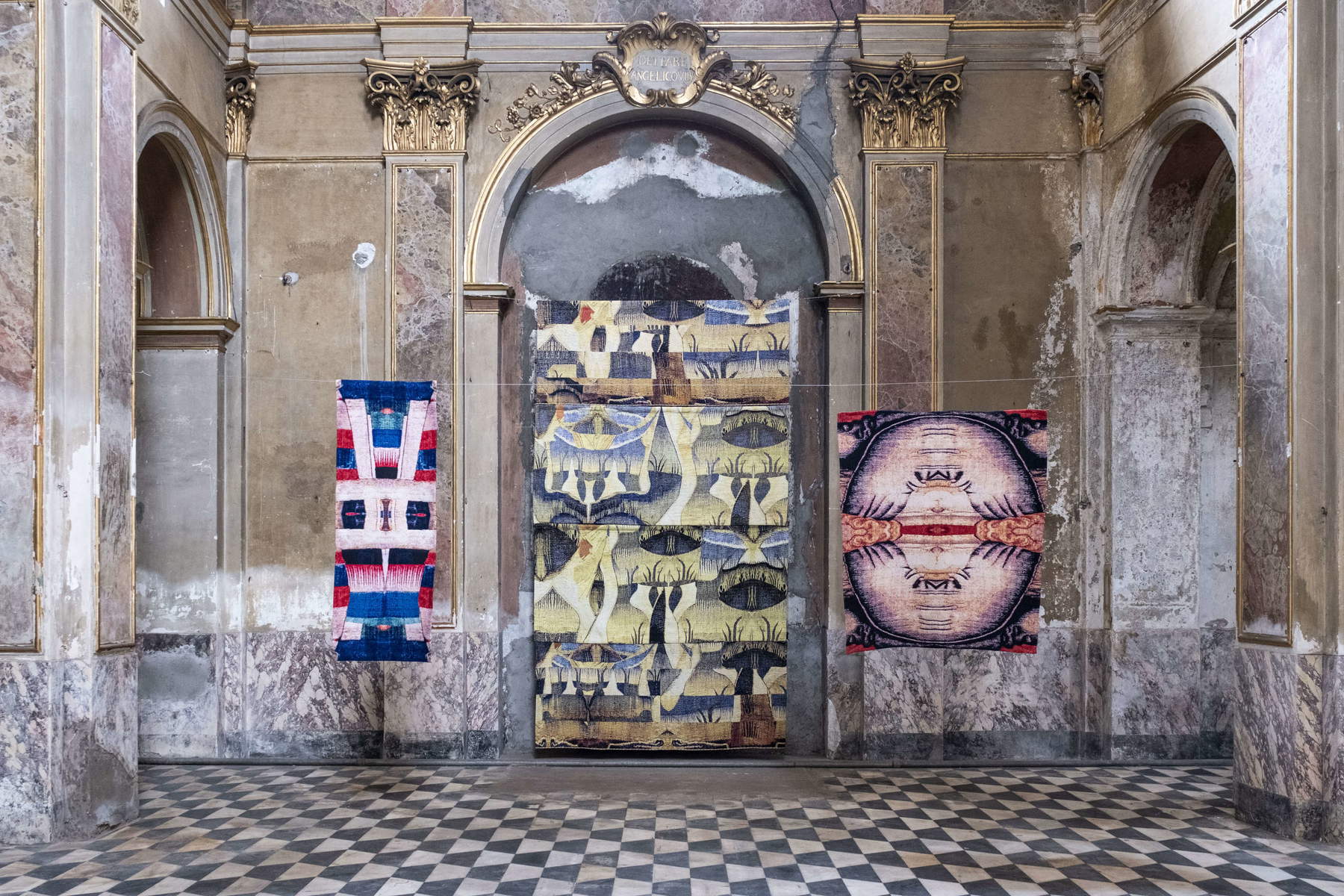 Ausstellungsgestaltung der Ausstellung „Atlante“ von Maurizio Donzelli. Foto: Clara Mammana