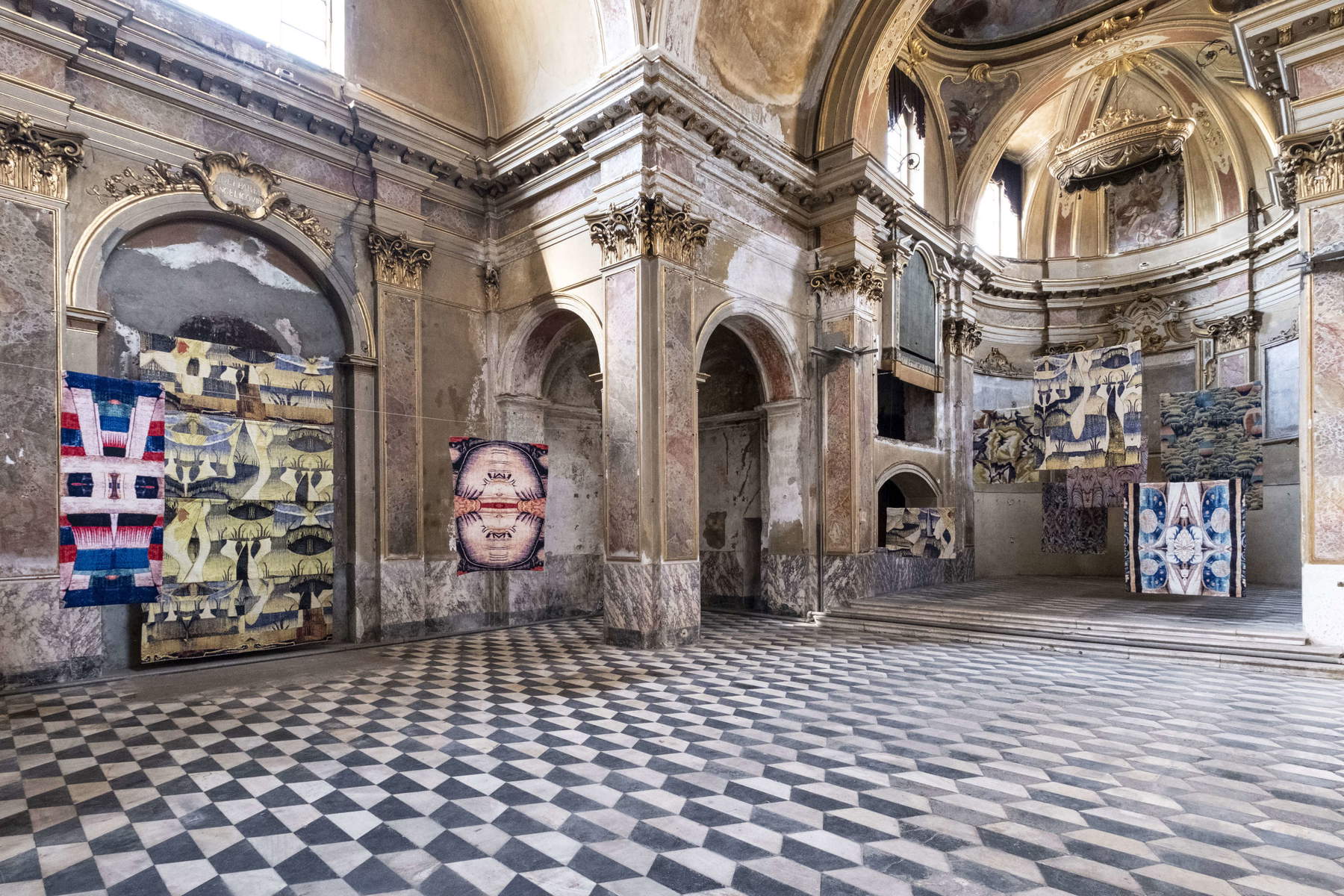 Ausstellungsgestaltung der Ausstellung „Atlante“ von Maurizio Donzelli. Foto: Clara Mammana