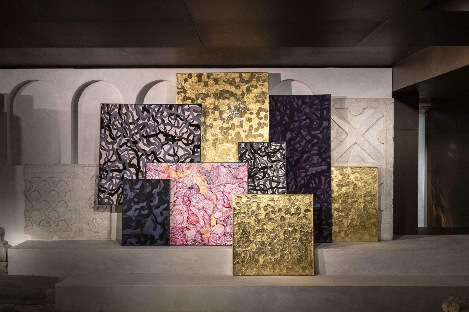 Ausstellungsgestaltung der Ausstellung „Atlante“ von Maurizio Donzelli. Foto: Clara Mammana