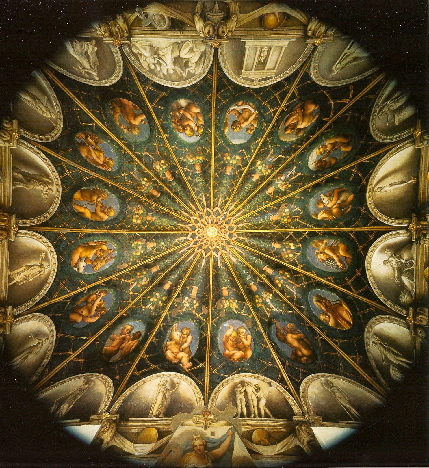 La volta della Camera di San Paolo.   Il meraviglioso e salvifico pergolato &egrave; una analogia innamorata del Cantico dei Cantici, con i rami e le foglie degli alberi cosmici, afferenti alla divinit&agrave;: soprattutto le querce con le ghiande, e gli aceri con le s&agrave;mare.