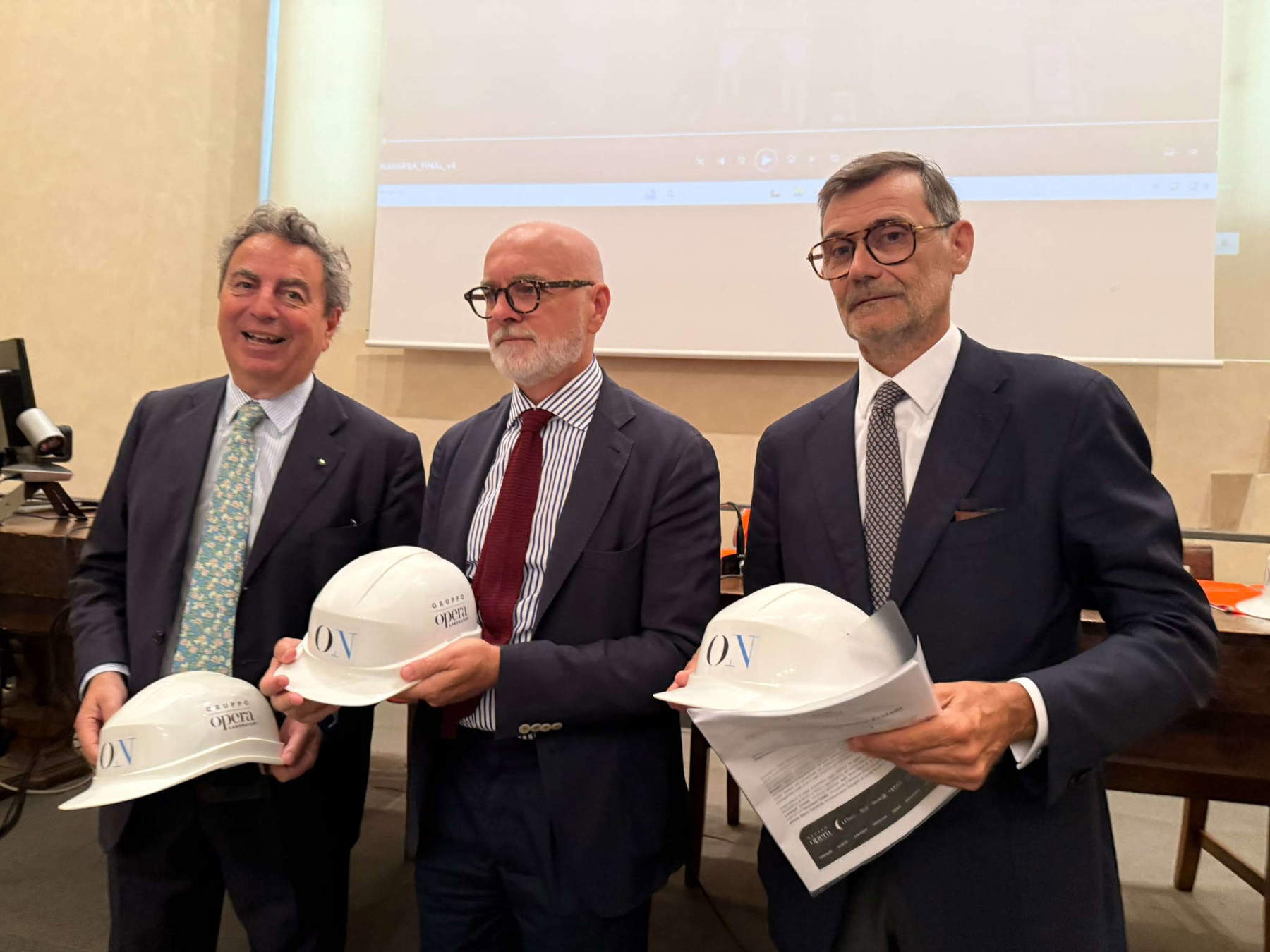 Beppe Costa (à gauche), le directeur de la Pinacothèque de Brera, Angelo Crespi (au centre) et Attilio Navarra (à droite)
