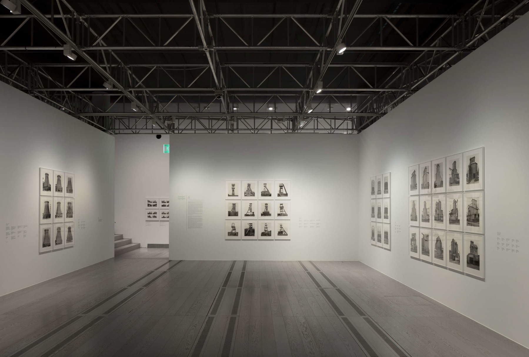 Ausstellungsgestaltung der Ausstellung „Bernd &amp; Hilla Becher. History of a Method“, Bologna, Mast