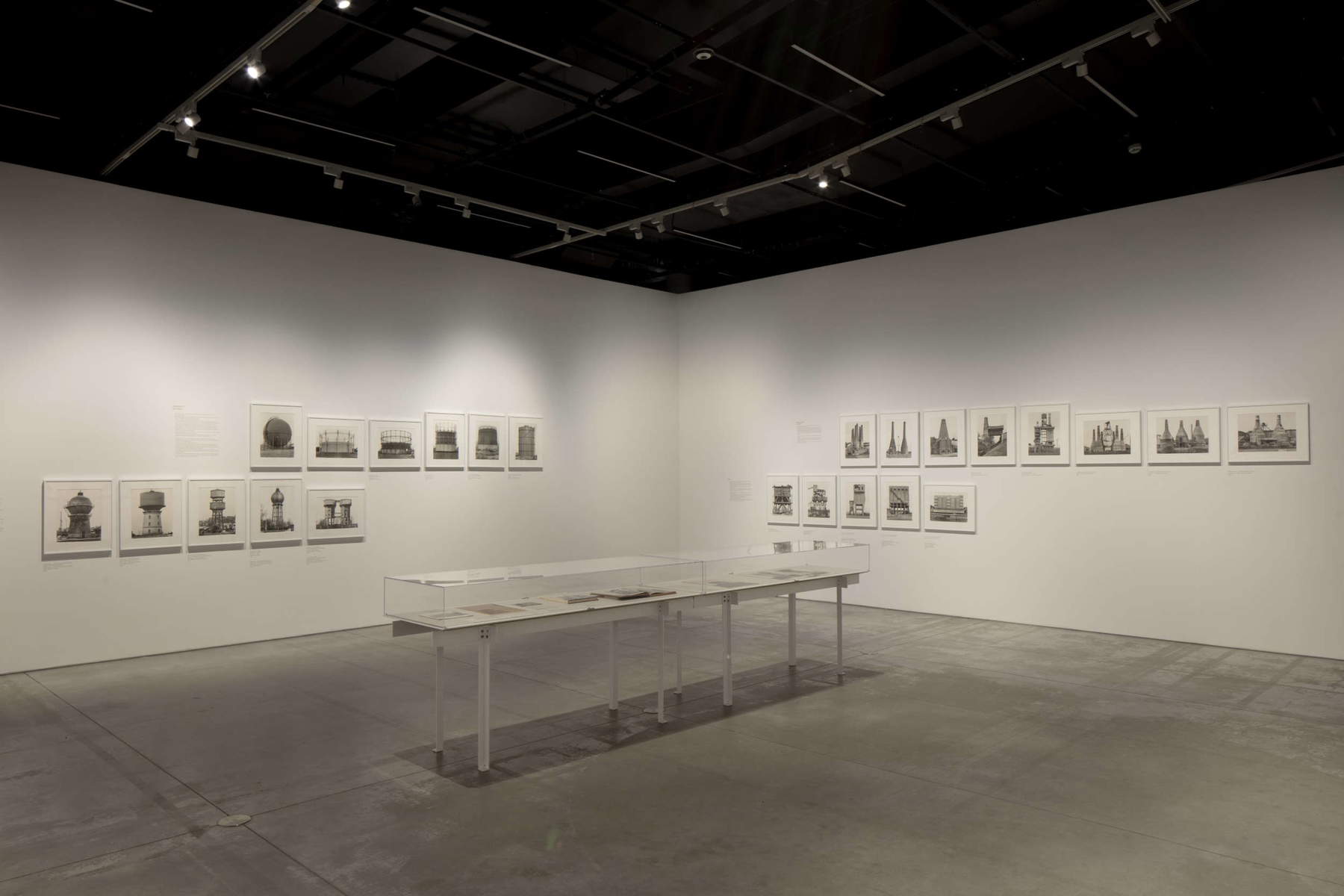Ausstellungsgestaltung der Ausstellung „Bernd &amp; Hilla Becher. History of a Method“, Bologna, Mast