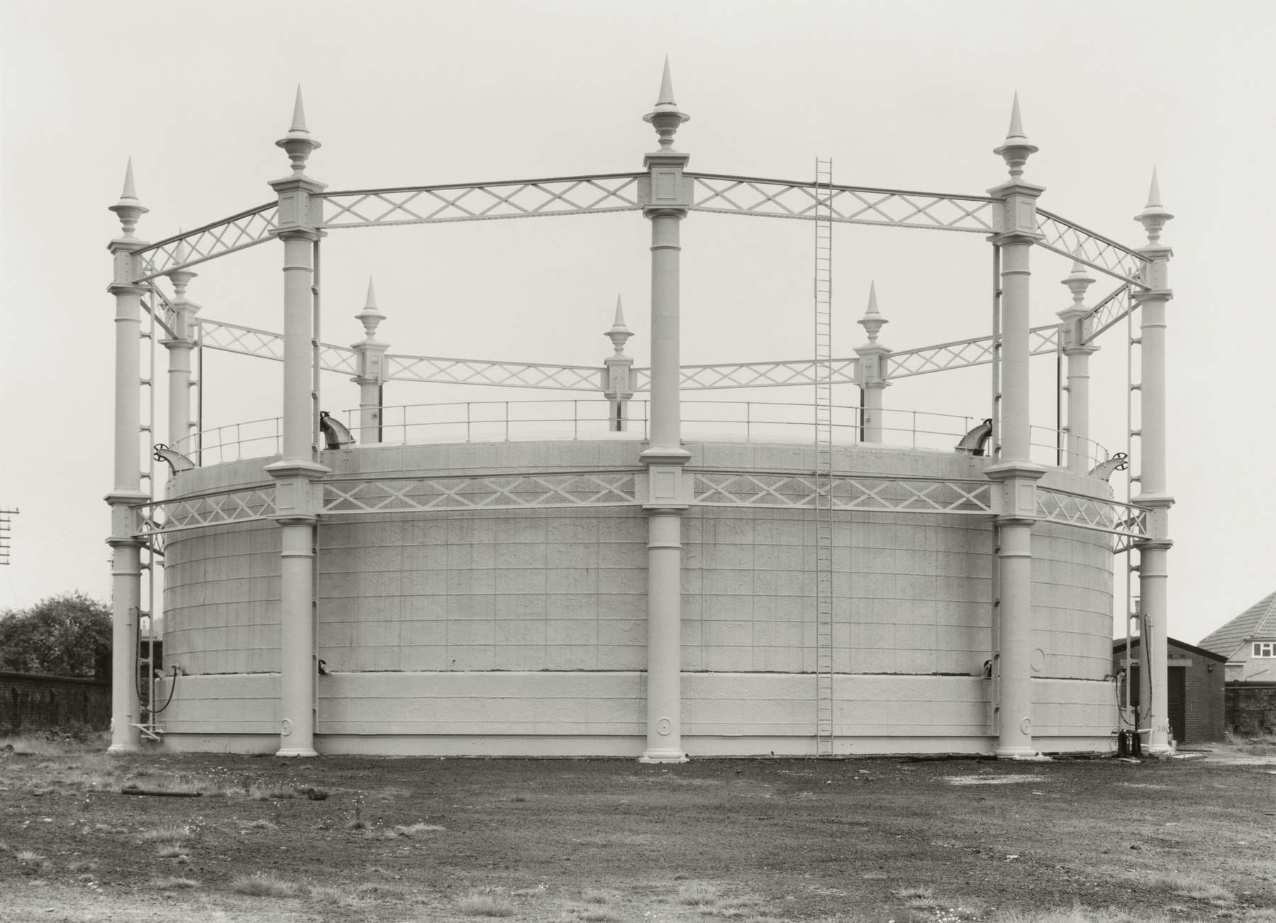 Bernd &amp; Hilla Becher, Gasometer, 1886, Tyldesley, Umgebung von Manchester, Großbritannien (1966; Silbersalzdruck) &copy; Nachlass Bernd &amp; Hilla Becher, vertreten durch Max Becher. Mit freundlicher Genehmigung von Die Photographische Sammlung/SK Stiftung Kultur &ndash; Bernd &amp; Hilla Becher Archiv, Köln