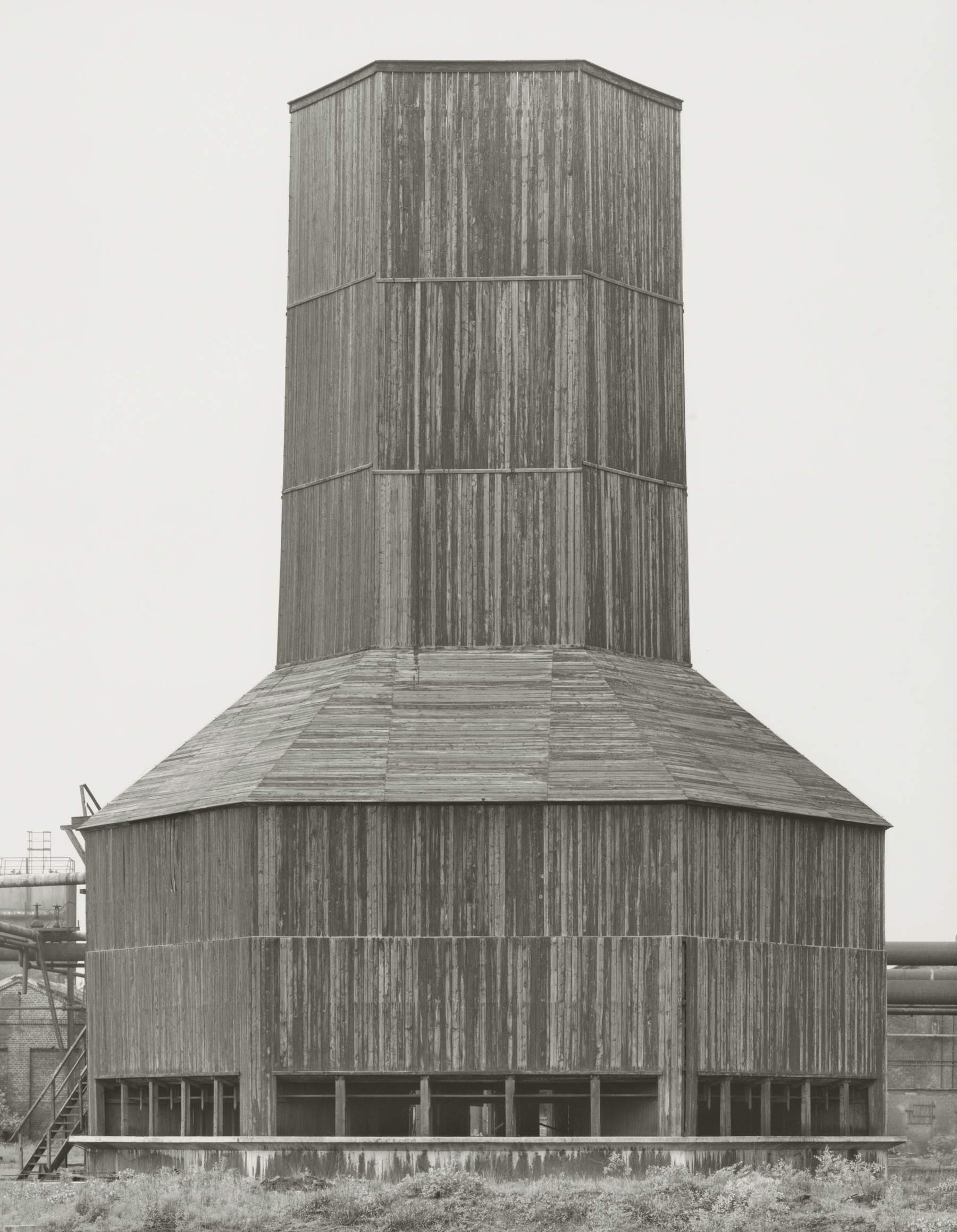 Bernd &amp; Hilla Becher, Kühlturm, 1962, Kohlebergwerk Mont-Cenis, Herne, Ruhrgebiet, Deutschland (1965; Silbersalzabzug) &copy; Nachlass Bernd &amp; Hilla Becher, vertreten durch Max Becher. Mit freundlicher Genehmigung von Die Photographische Sammlung/SK Stiftung Kultur &ndash; Bernd &amp; Hilla Becher Archiv, Köln