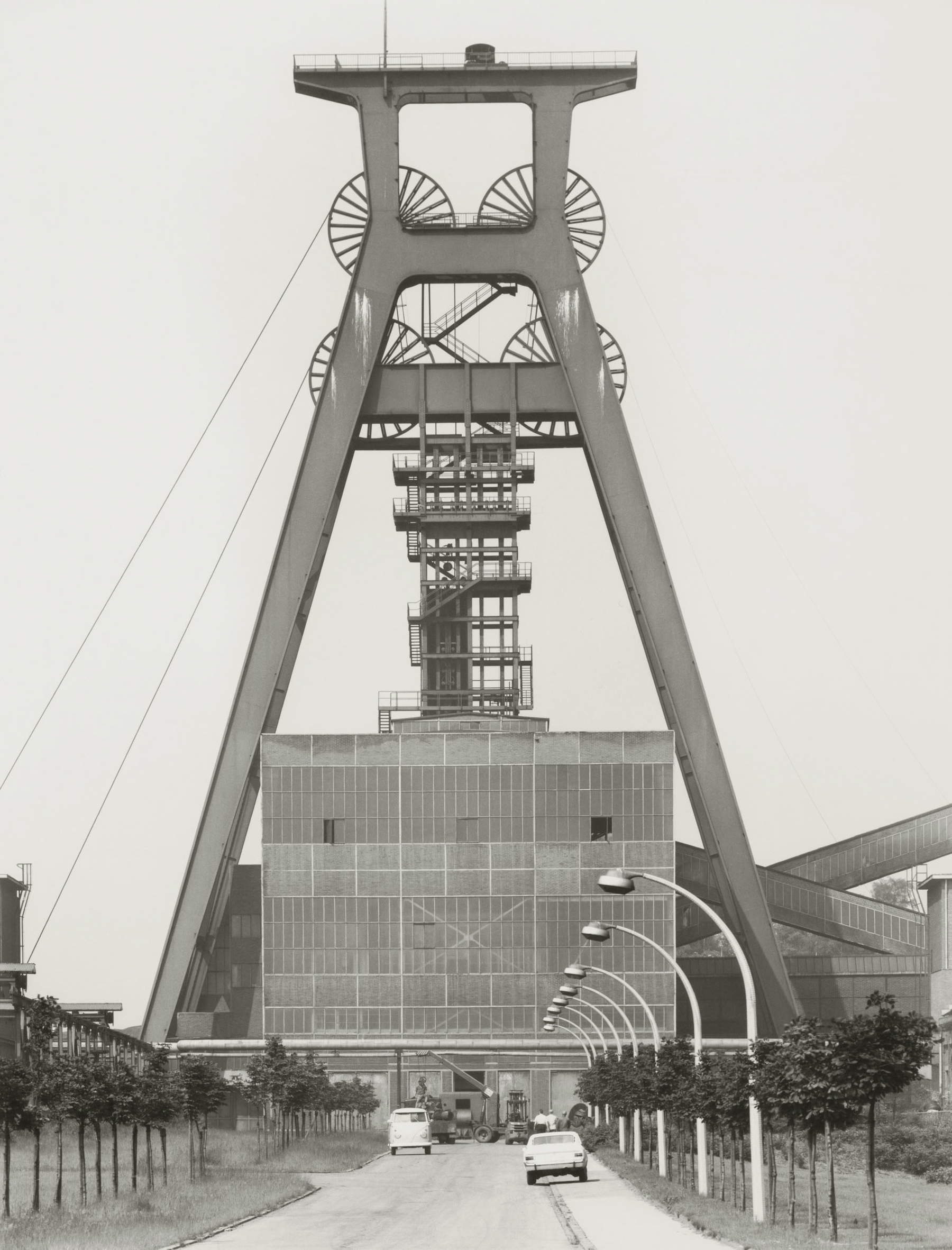 Bernd &amp; Hilla Becher, Fördertürme, 1958, Kohlebergwerk Graf Bismarck, Gelsenkirchen, Ruhrgebiet, Deutschland (1967; Silbergelatineabzug) &copy; Nachlass Bernd &amp; Hilla Becher, vertreten durch Max Becher. Mit freundlicher Genehmigung von Die Photographische Sammlung/SK Stiftung Kultur &ndash; Bernd &amp; Hilla Becher Archiv, Köln