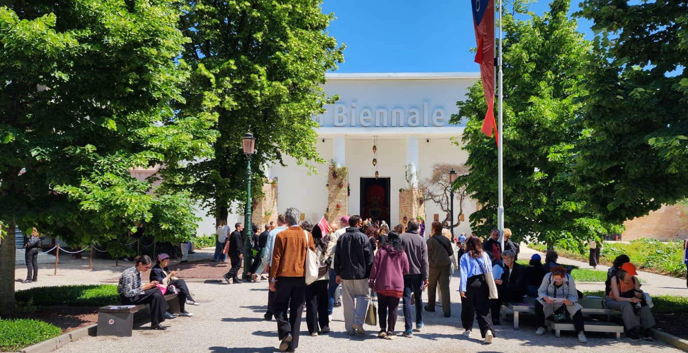 Besucher auf der Biennale von Venedig 2026. Foto: Finestre sull'Arte