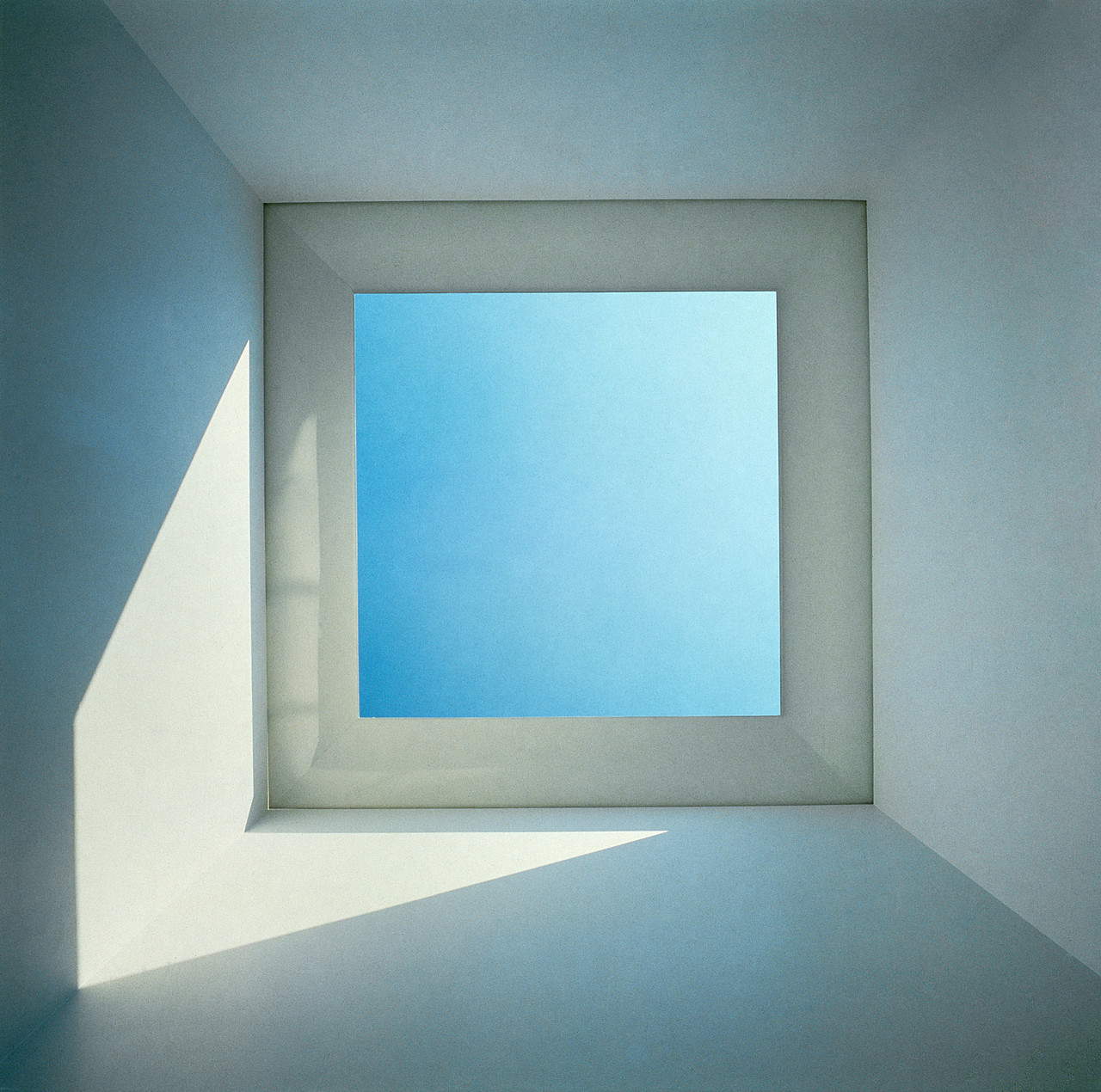 James Turrell, Skyspace I (1974; an elevated portal open to the sky, interior flooded with natural light, 599.4 x 360.7 x 360.7 cm; New York, Solomon R. Guggenheim Museum, on permanent loan to the Panza Villa and Collection, Varese)