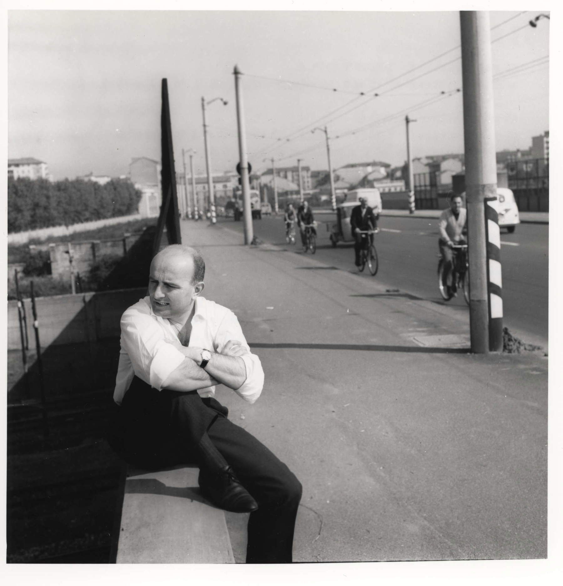 Giovanni Testori auf der Ghisolfa-Brücke, 1959 &copy; Farabola / Ass. Testori