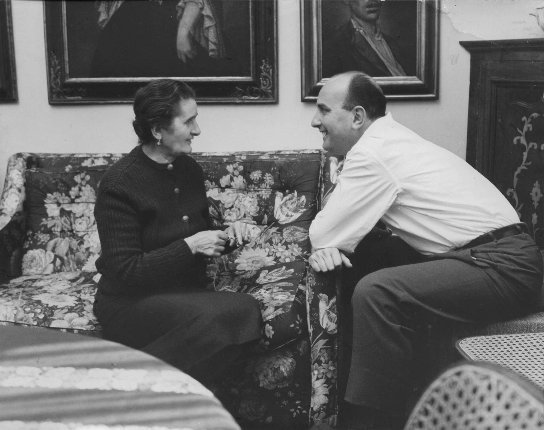 Giovanni Testori und seine Mutter Lina Paracchi im Esszimmer ihres Hauses in Novate in den frühen 1960er Jahren – Associazione Testori