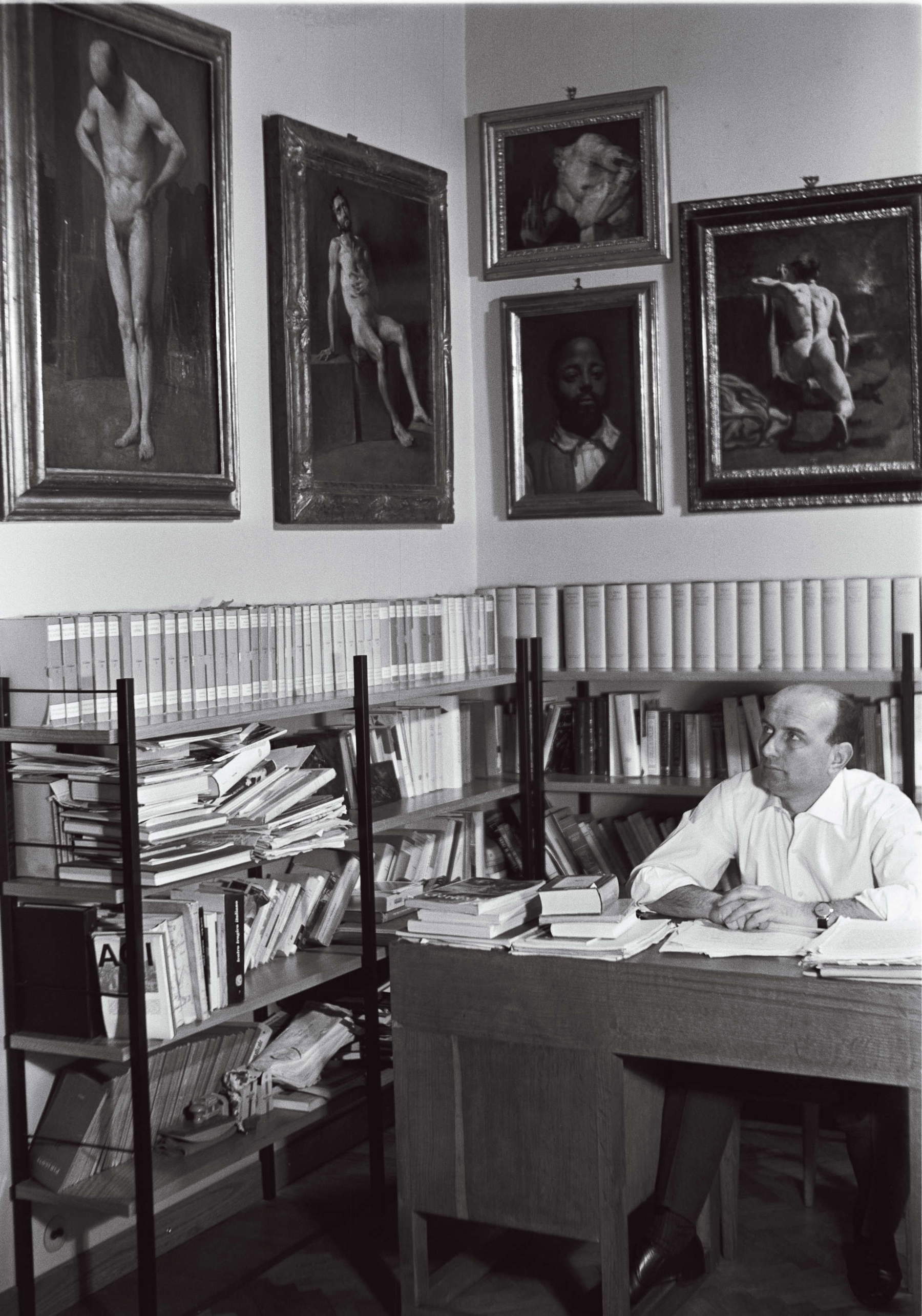 Giovanni Testori in seinem Zimmer im Haus in Novate in den frühen 1960er Jahren. Foto: Giacomo Pozzi Bellini / Associazione Testori