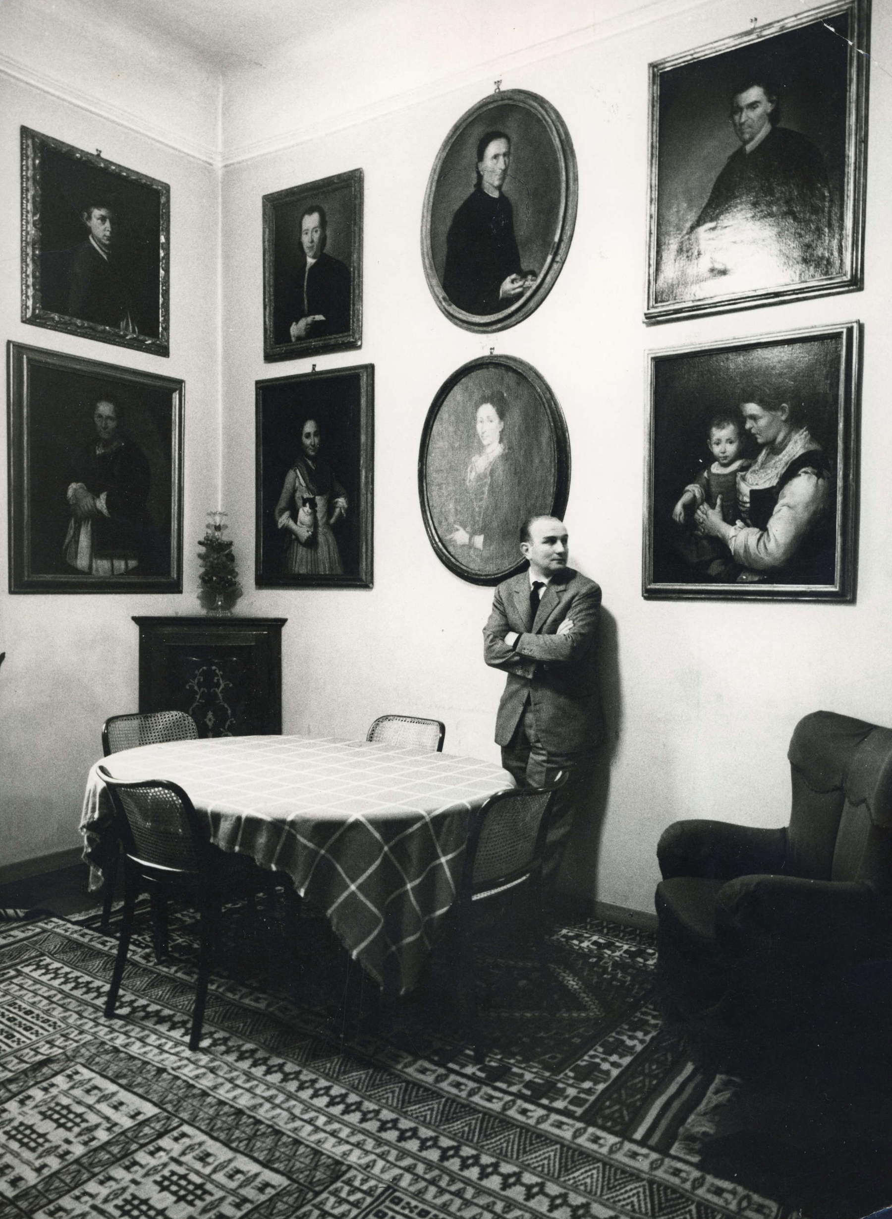 Giovanni Testori in seinem Haus in Novate in den frühen 1960er Jahren – Associazione Testori