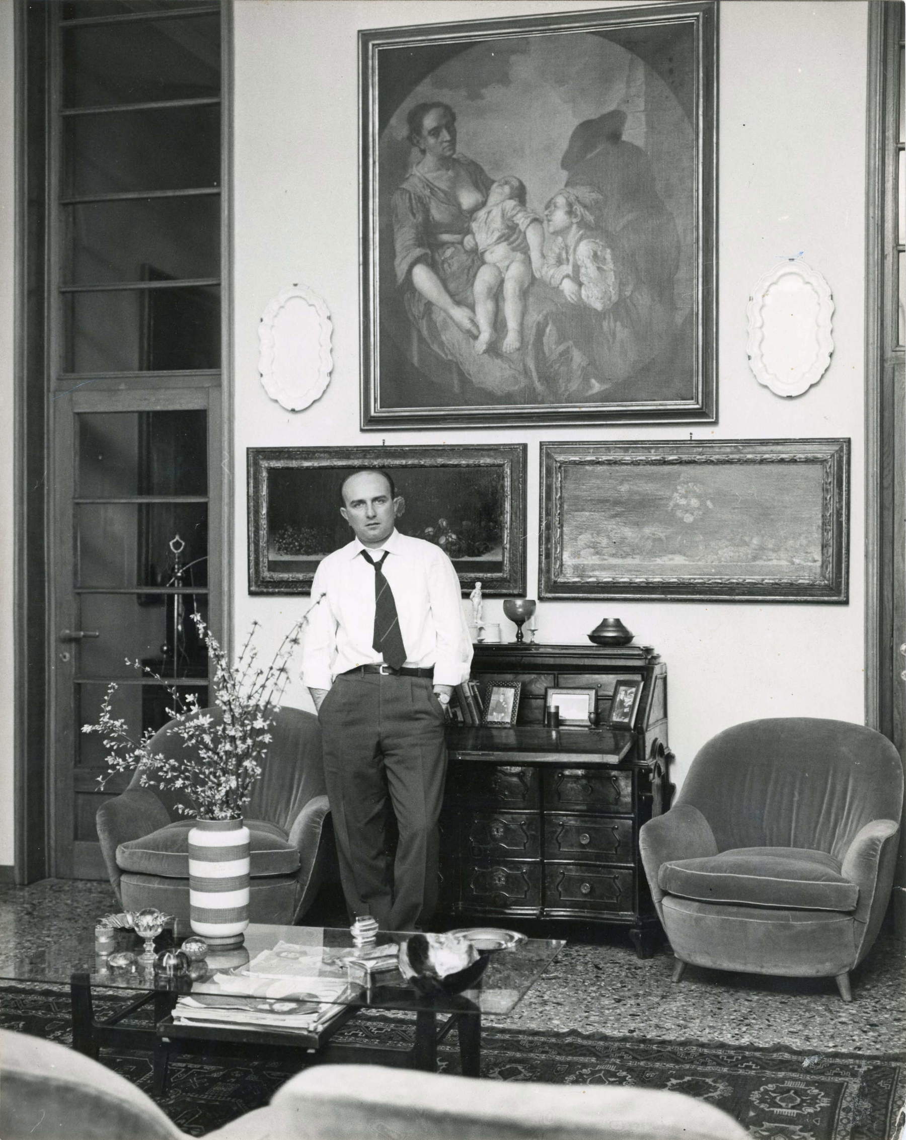 Giovanni Testori im Wohnzimmer seines Hauses in Novate in den frühen 1960er Jahren – Associazione Testori