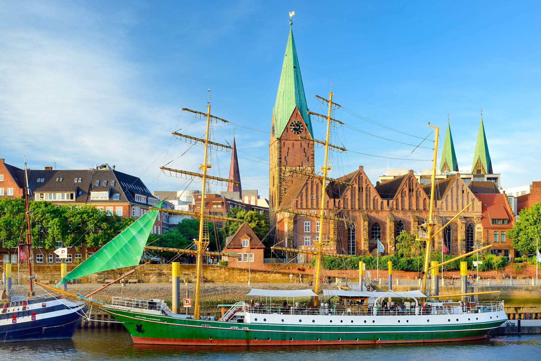 Brême, le voilier Alexander von Humboldt et l'église Saint-Martin. Photo : Office national allemand du tourisme / Francesco Carovillano