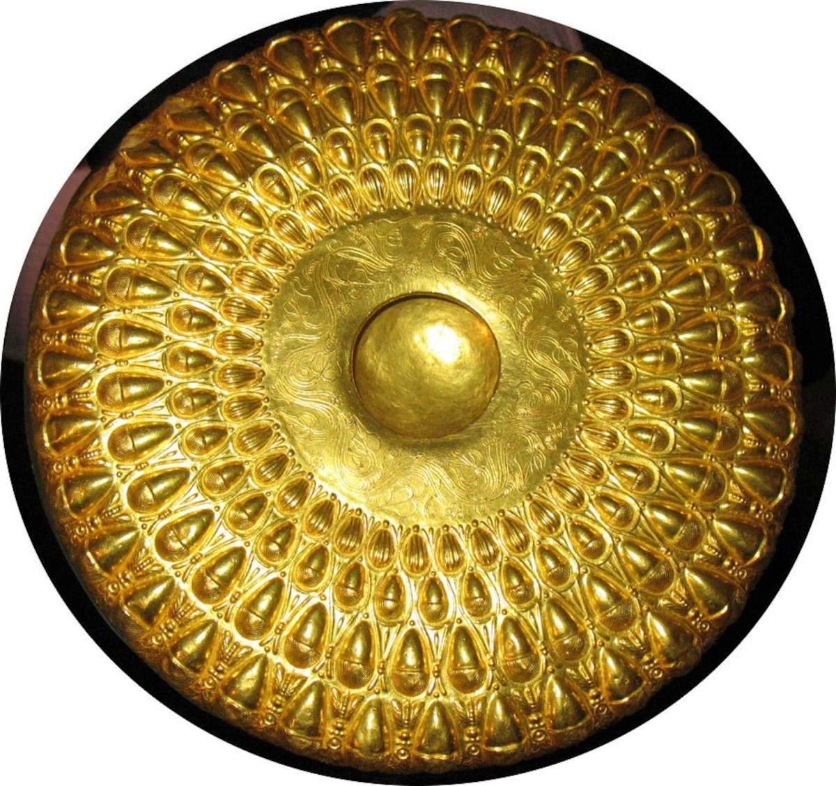 Phiale from Caltavuturo (4th–3rd century B.C.; gold, diameter 22.75 cm; Termini Imerese, Antiquarium of Himera)