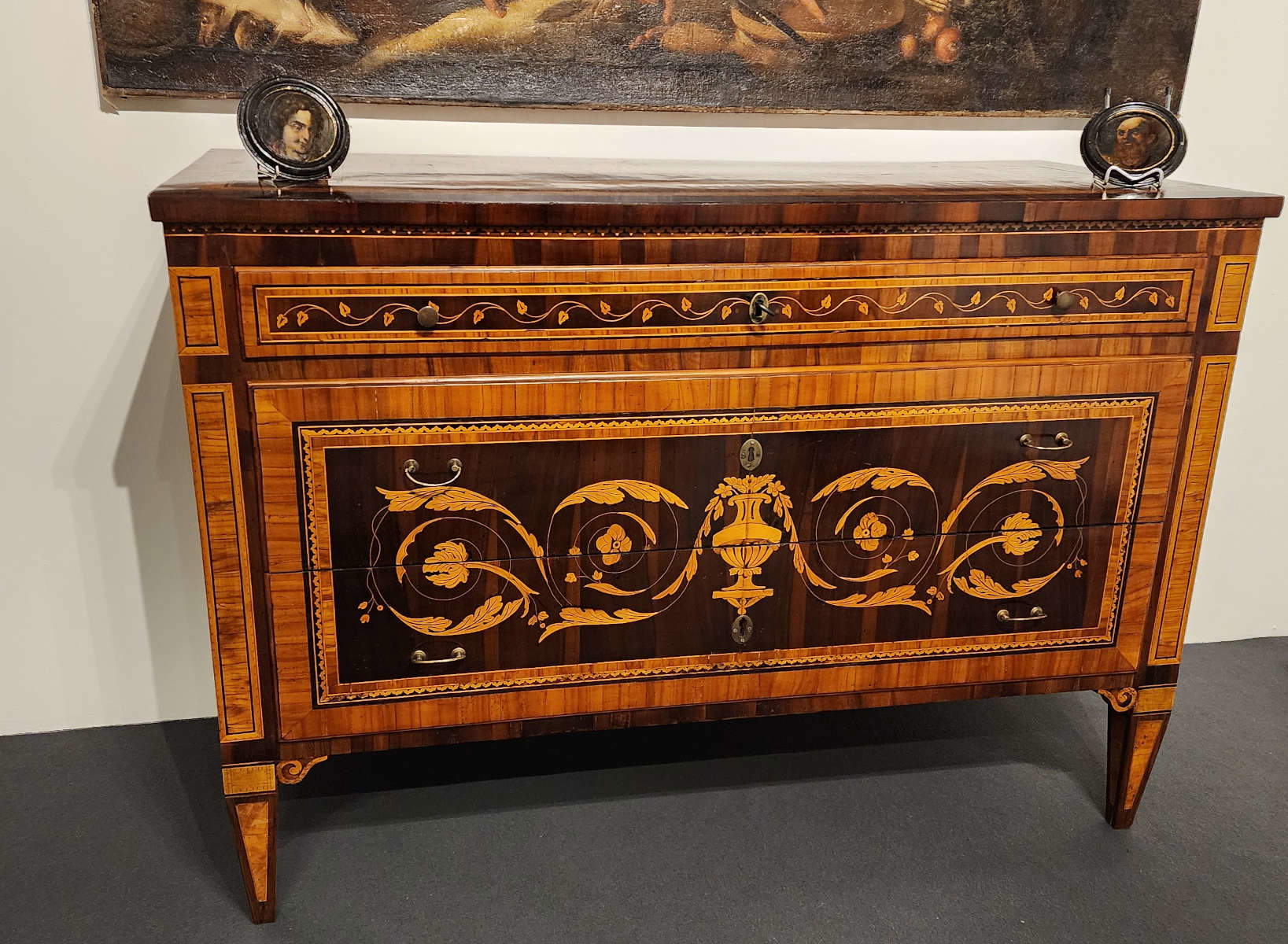 Mailänder Tischler, Kommode (1780; verziertes Holz). Eingereicht von: Auktionshaus Sammarinese. Preisvorstellung: 3.500 Euro