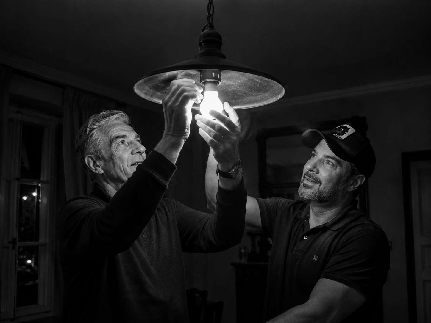 Luca Rossi und Maurizio Cattelan. Ein mit KI erstelltes Bild?