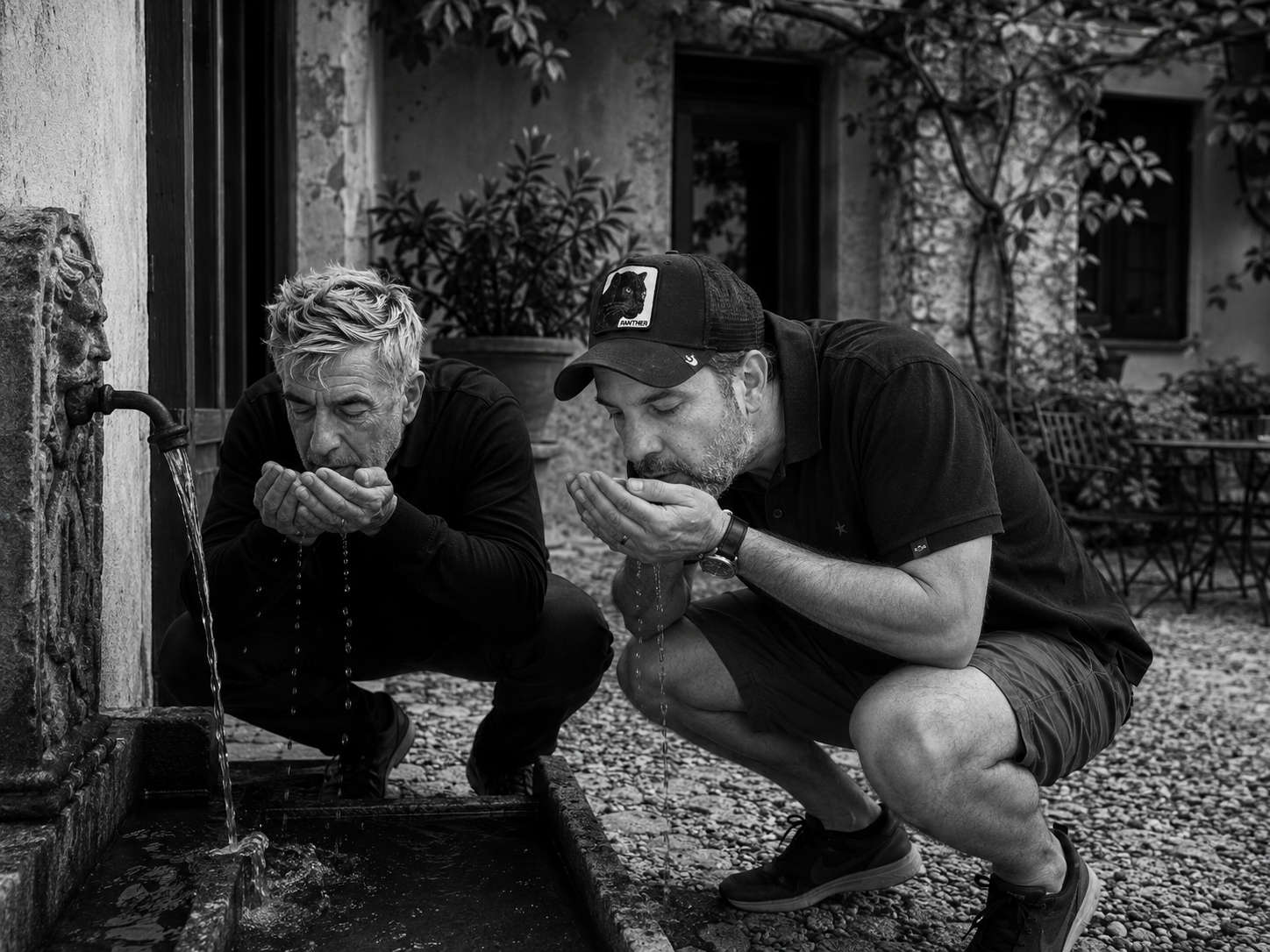 Luca Rossi und Maurizio Cattelan. Ein mit KI erstelltes Bild?