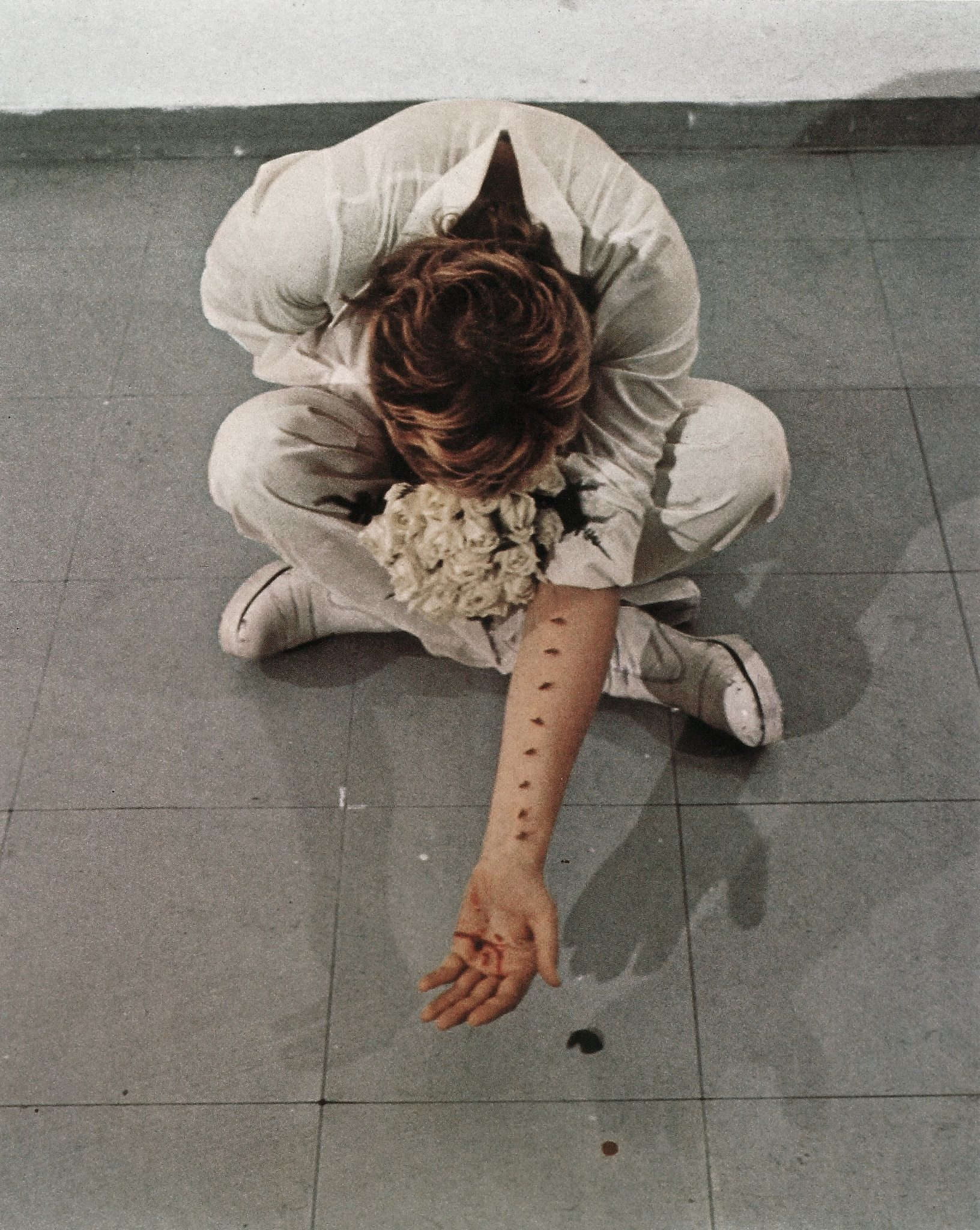 Gina Pane, „Azione sentimentale“ (1973; Performance, Galleria Diagramma, Mailand, 24. März 1973). Mit freundlicher Genehmigung des Archivs Gina Pane / Centre Pompidou, Mus&eacute;e National d'Art Moderne, Paris.