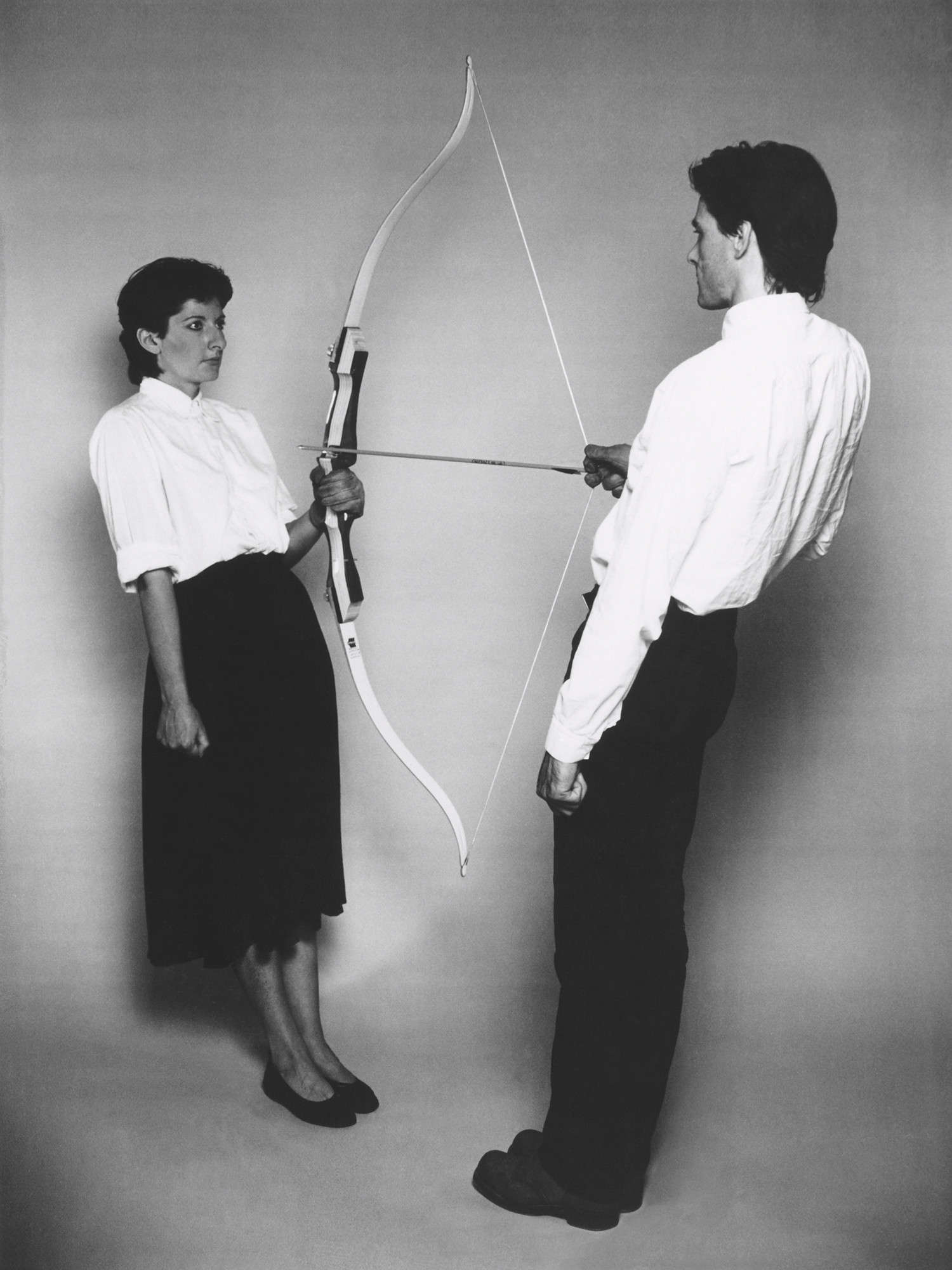 Marina Abramović &amp; Ulay, „Rest Energy“ (1980; Performance: Bogen, Pfeil, Mikrofone zur Erfassung von Herzschlag und Atmung, Dauer 4 Minuten, ROIR Gallery, Dublin; New York, MoMA – The Museum of Modern Art). Mit freundlicher Genehmigung der Marina Abramović Archives / Ulay Foundation.