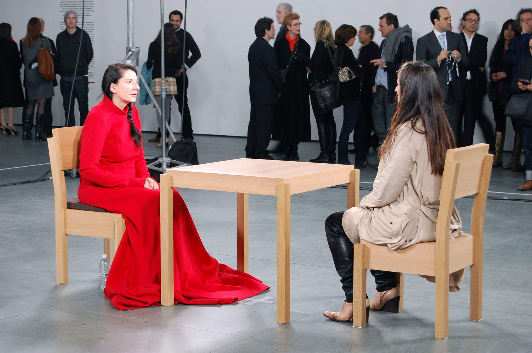 Marina Abramović, „The Artist Is Present“ (2010; Performance, Dauer 736 Stunden; New York, MoMA – The Museum of Modern Art). Foto: Marco Anelli. Mit freundlicher Genehmigung der Marina Abramović Archives.