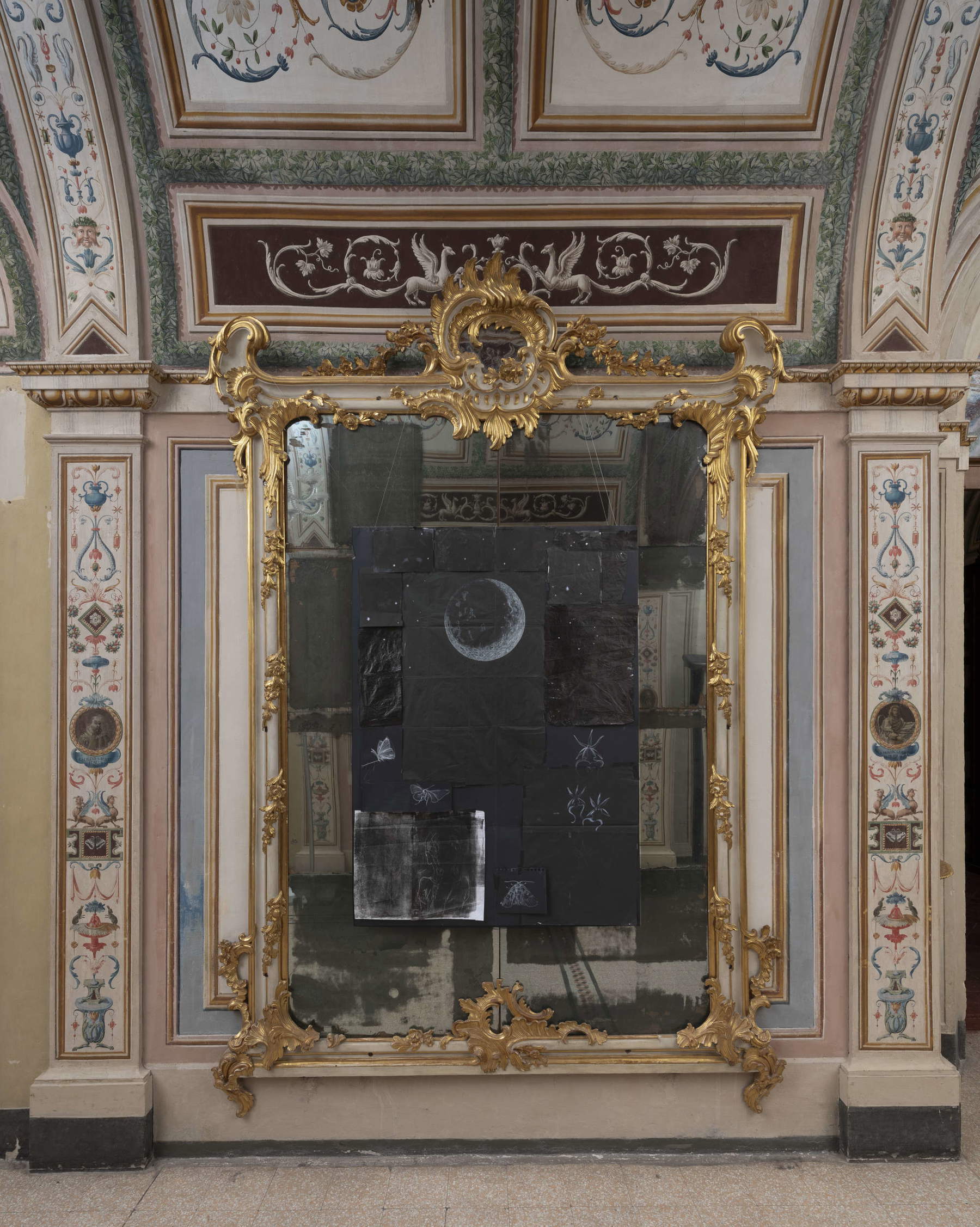 Mise en scène de l'exposition « Expositio Mundi » : Laura Paoletti, « Les Survivances : Notturno » (2025 ; pastel, crayon, gouache et encre sur papier). Avec l'aimable autorisation de Laura Paoletti &ndash; Traits Libres Gallery, Paris. Photo : Giorgio Benni, Rome / Ville de Macerata &ndash; Macerata Musei.