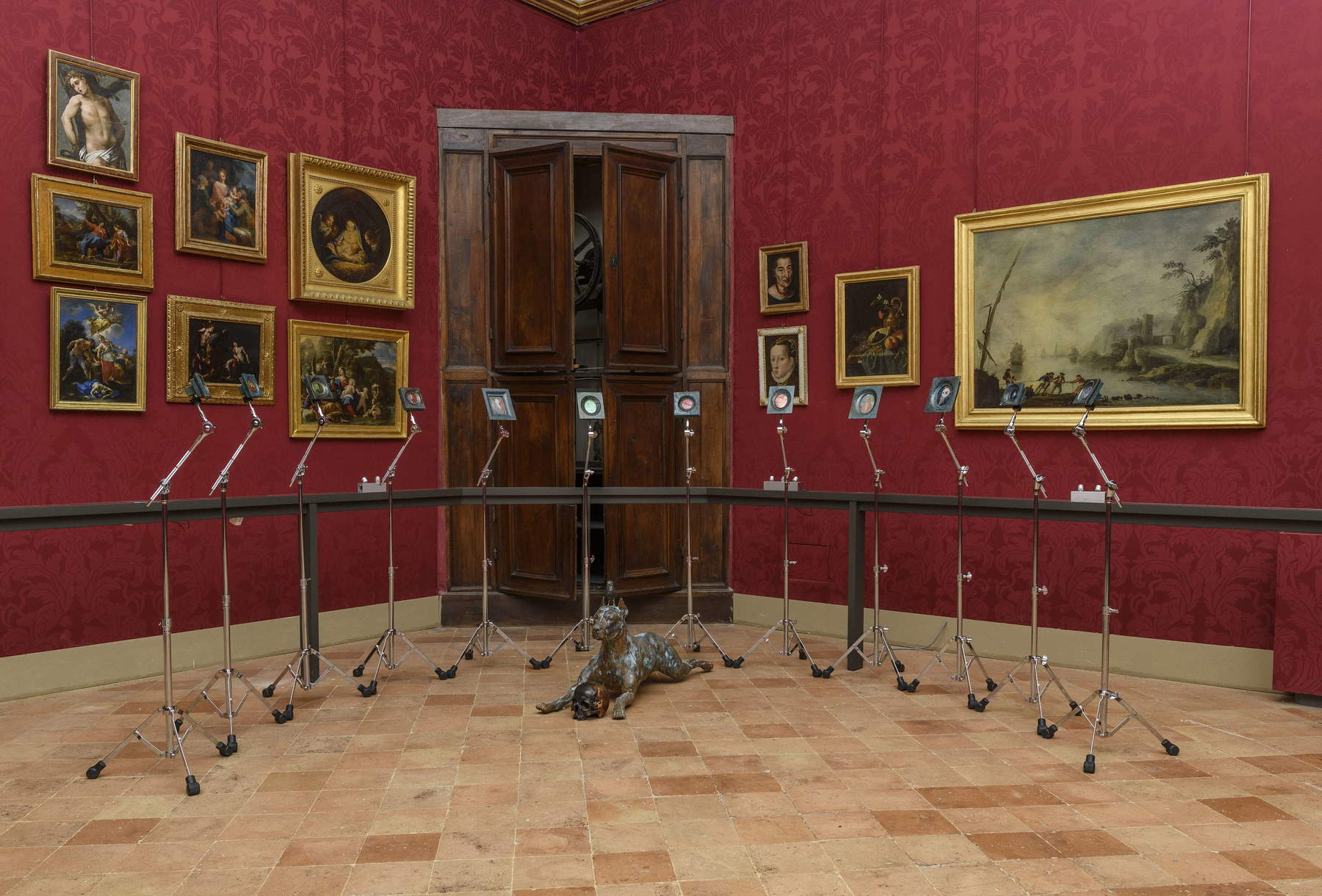Mise en place de l'exposition « Expositio Mundi » : Fabrizio Cotognini, « Attempt to Create the Smallest Painting Exhibition in the World » (2021-2024), Musées municipaux du Palazzo Buonaccorsi. Avec l’aimable autorisation de Fabrizio Cotognini et BUILDING, Milan. Photo : Giorgio Benni, Rome / Commune de Macerata &ndash; Macerata Musei.