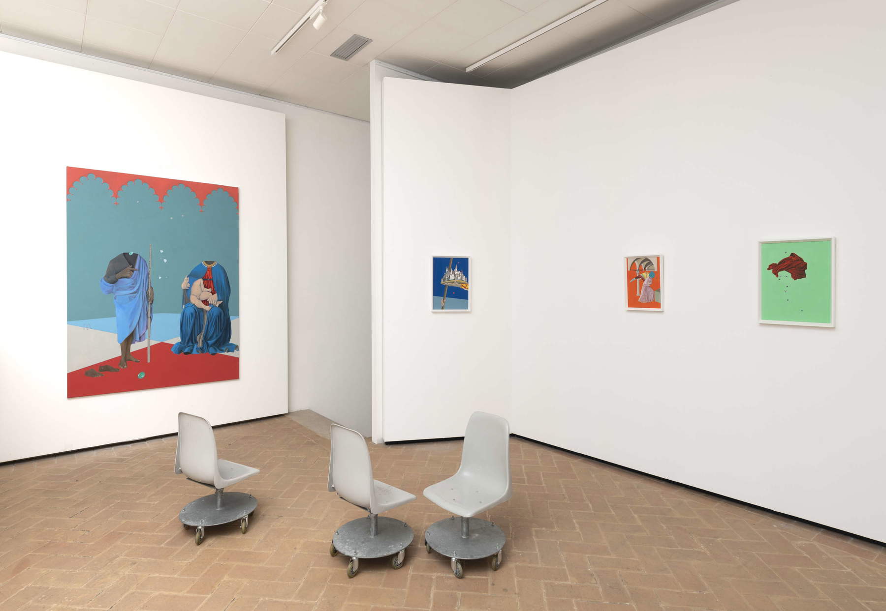 Mise en scène de l'exposition « Expositio Mundi » : Michele Ciacciofera, Pathosformel #102 (hommage &agrave; Piero della Francesca &ndash; Polyptyque de Saint-Antoine, vers 1467) (2025) ; Michele Ciacciofera, Pathosformel #86 (hommage &agrave; Carlo Crivelli &ndash; Triptyque de Saint-Dominique, Camerino, Saint-Venanzio, 1482) (2026), Mus&eacute;es municipaux du Palazzo Buonaccorsi. Avec l&rsquo;aimable autorisation de Michele Ciacciofera et BUILDING, Milan. Veit Stratmann, Assise du th&eacute;&acirc;tre (2010), Mus&eacute;es municipaux du Palazzo Buonaccorsi. Avec l&rsquo;aimable autorisation de Veit Stratmann. Photo : Giorgio Benni, Rome / Commune de Macerata &ndash; Macerata Musei.
