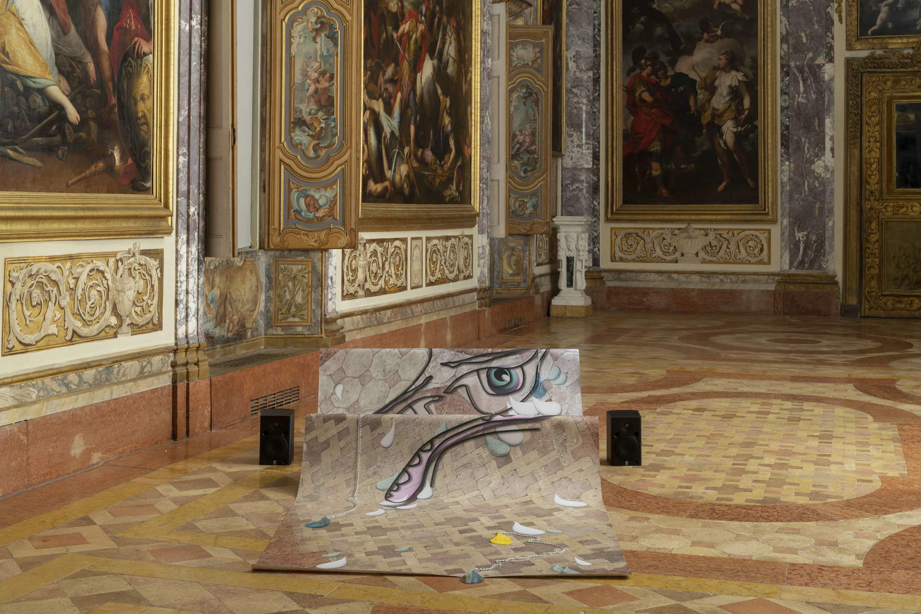 Mise en scène de l'exposition « Expositio Mundi » : Catherine Biocca, « Tears don&rsquo;t fall » (2026), Musées municipaux du Palazzo Buonaccorsi. Avec l'aimable autorisation de la galerie Eugenia Delfini &ndash; Greengrassi Gallery. Photo : Giorgio Benni, Rome / Ville de Macerata &ndash; Macerata Musei.