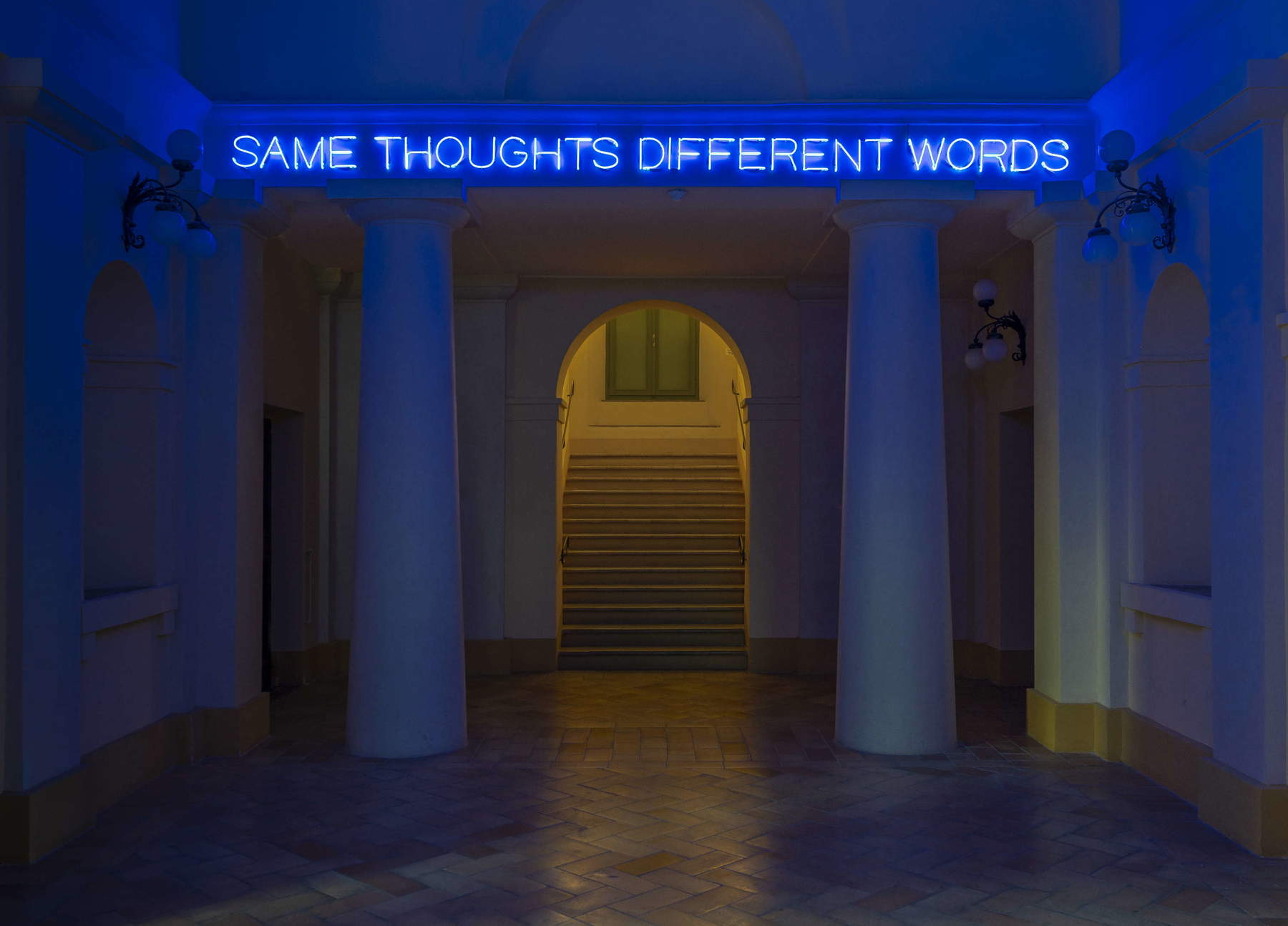 Installations de l'exposition « Expositio Mundi » : Maurizio Nannucci, « Same Words Different Thoughts / Same Thoughts Different Words » (2026 ; néon, intervention in situ), Sferisterio. Avec l'aimable autorisation de Maurizio Nannucci. Photo : Giorgio Benni, Rome / Commune de Macerata &ndash; Macerata Musei.